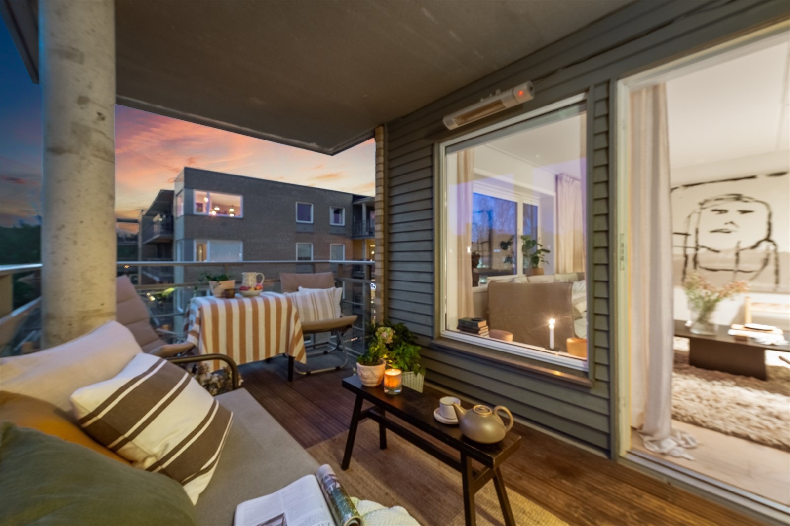 Balkongen er overbygget og blir en fin forlengelse av stuen i sommerhalvåret. Det er montert varmeovn på vegg Galleribilde