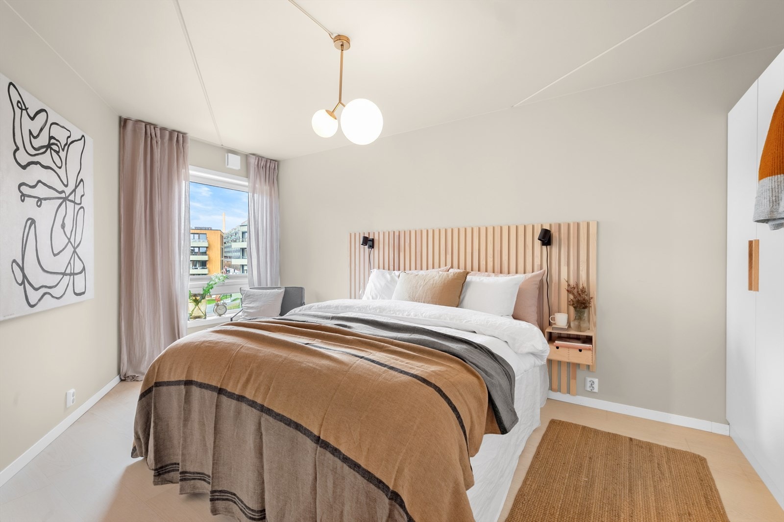 Lyst og pent hovedsoverom med god plass til dobbeltseng, nattbord og garderobeskap Galleribilde