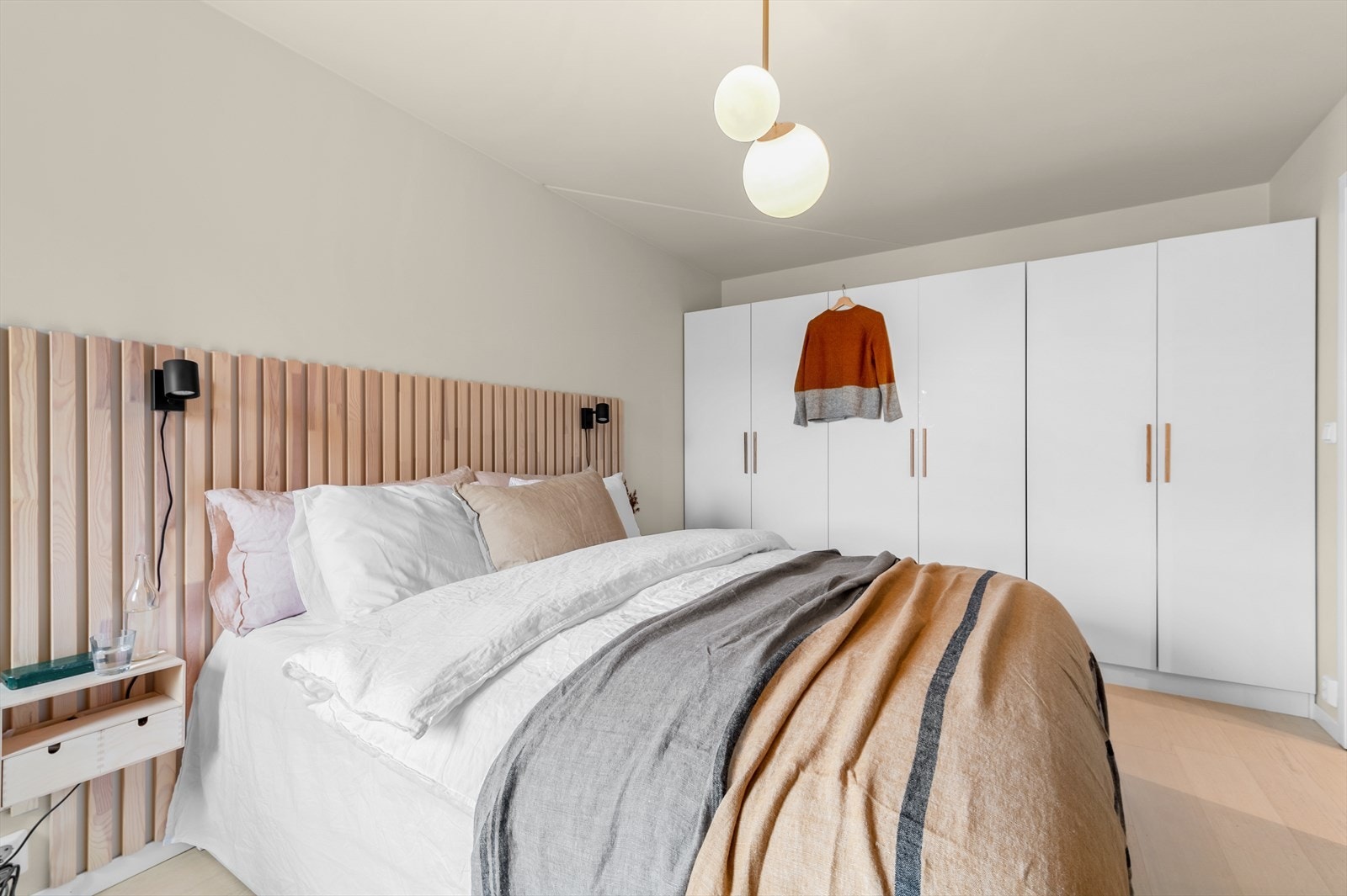 Du finner gode oppbevaringsmuligheter i garderobeskapene. Disse medfølger Galleribilde