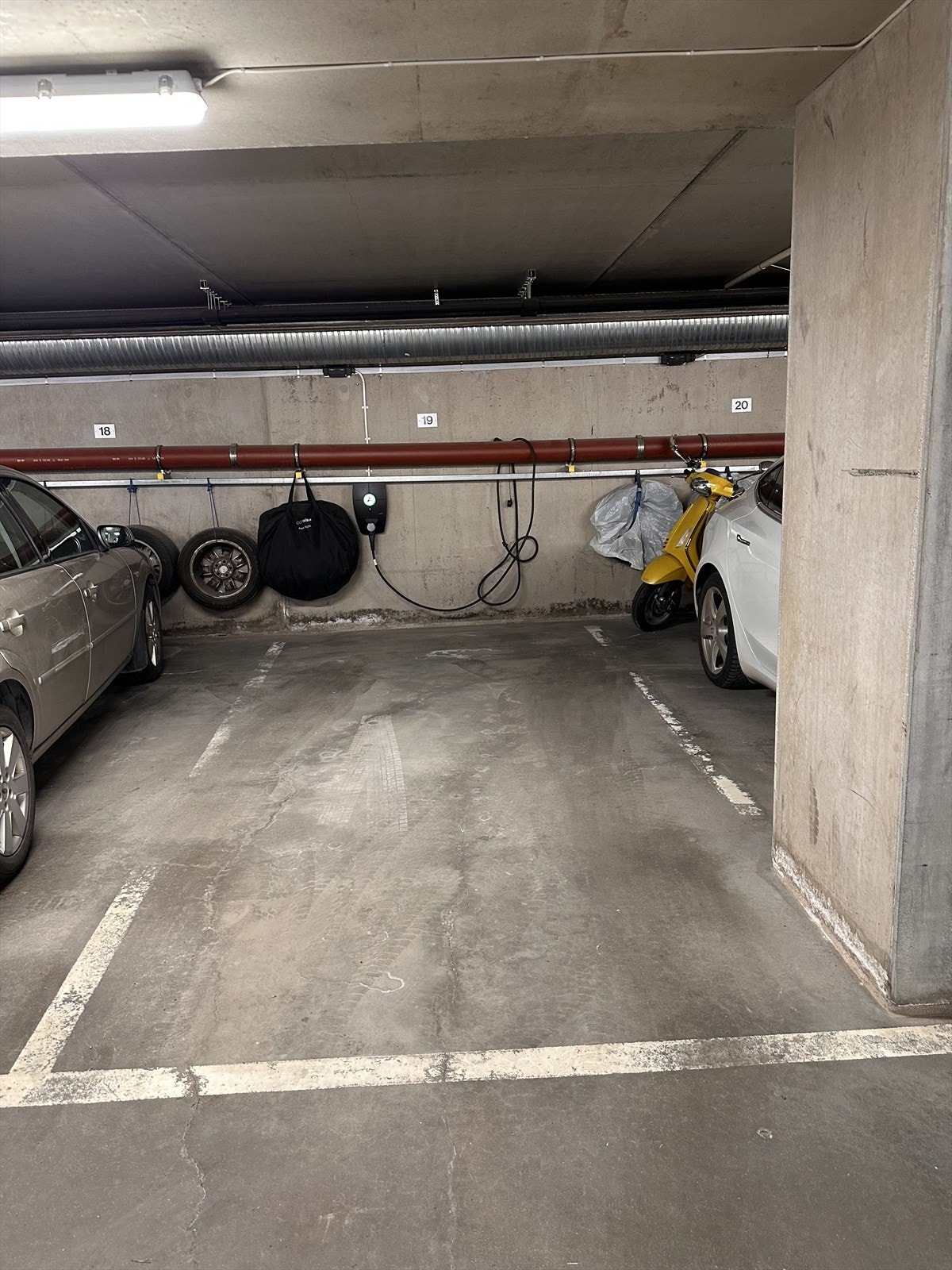 Det er mulig å kjøpe denne parkeringsplassen med lader mot et tillegg i prisantydning Galleribilde