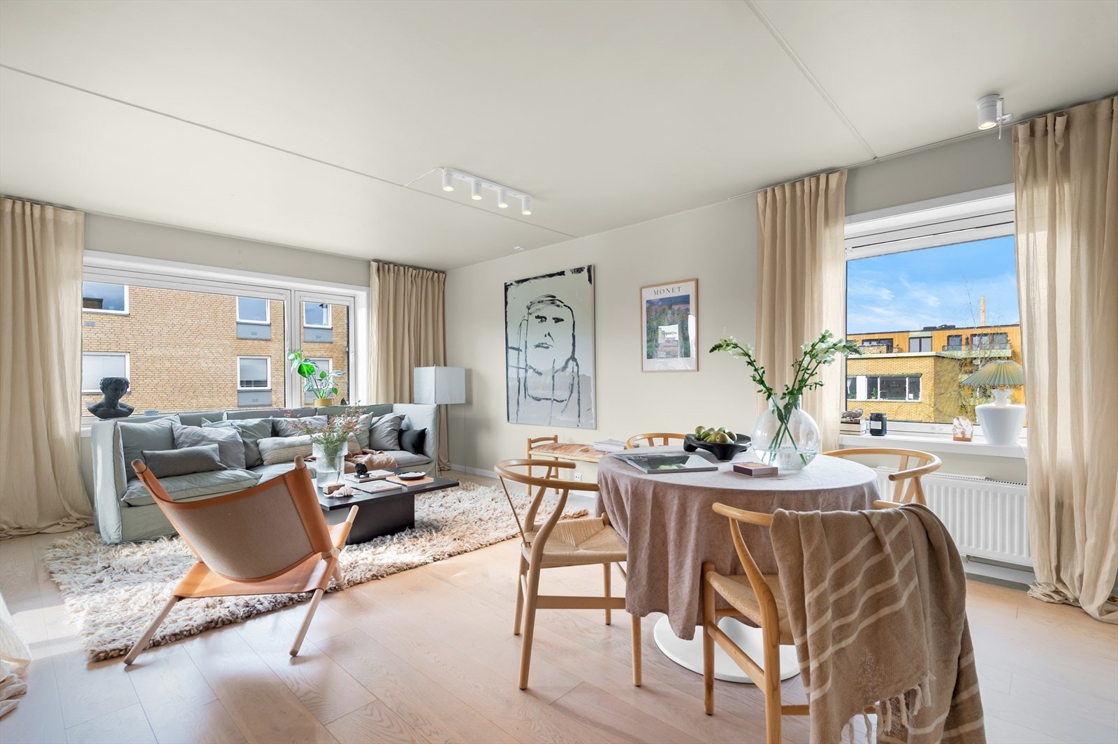 I 2020/2021 ble alle rommene, foruten bad, malt i lyse og varme fargetoner. Det er lagt 1-stavs parkett på gulvene Galleribilde