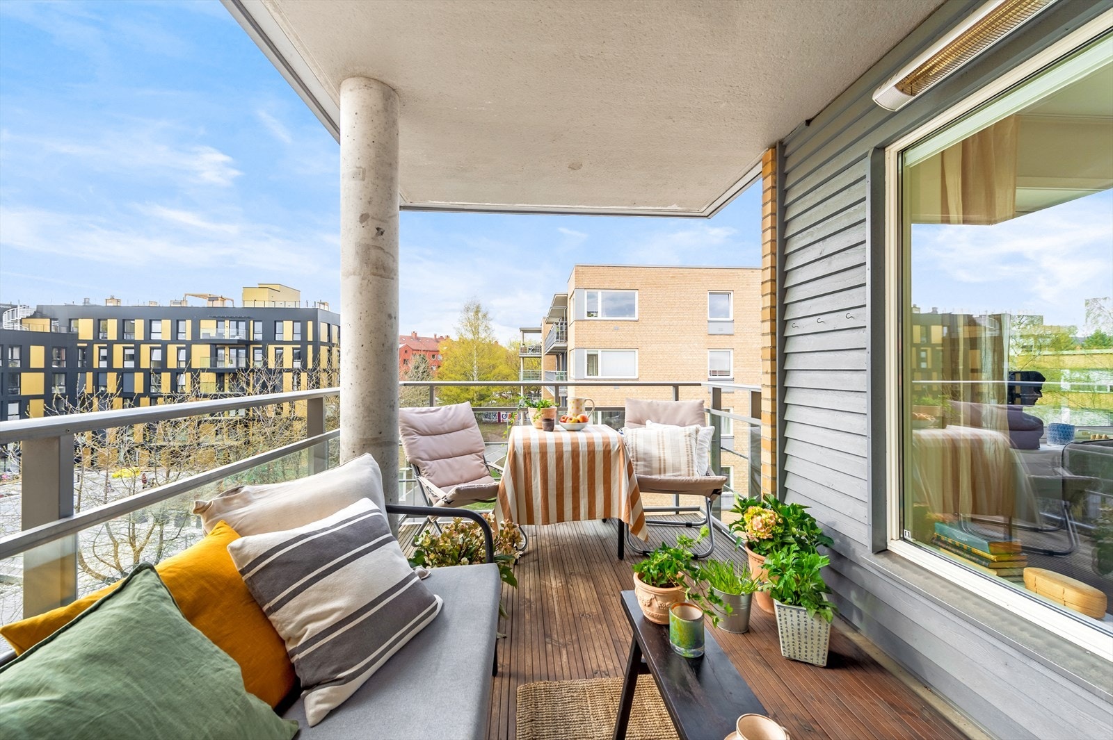 Fra stuen har du utgang til balkong på ca. 9 kvm. Solen kommer rundt kl. 15.00 og blir utover kvelden Galleribilde