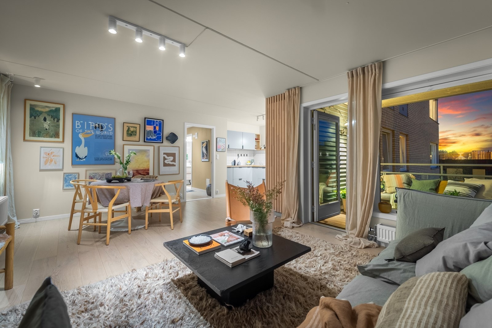 Stue og kjøkken har en delvis åpen og sosial løsning som gir en god atmosfære til hele leiligheten Galleribilde