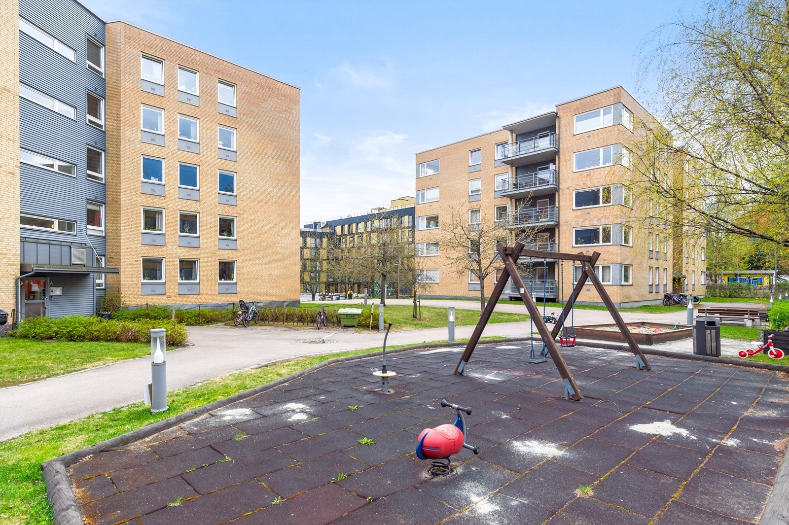 Pent opparbeidet uteområde med lekeplass, sittegrupper og fine grøntområder Galleribilde