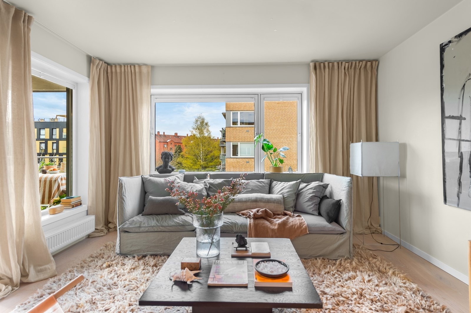 Leiligheten er en hjørneleilighet og har store og flotte vindusflater som slipper inn godt med naturlig lys fra tre sider Galleribilde