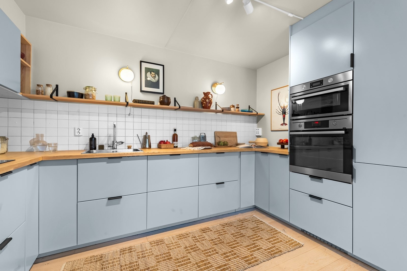 Induksjonstopp, stekeovn, oppvaskmaskin, mikrobølgeovn og kjøl/frys er integrert i innredningen Galleribilde