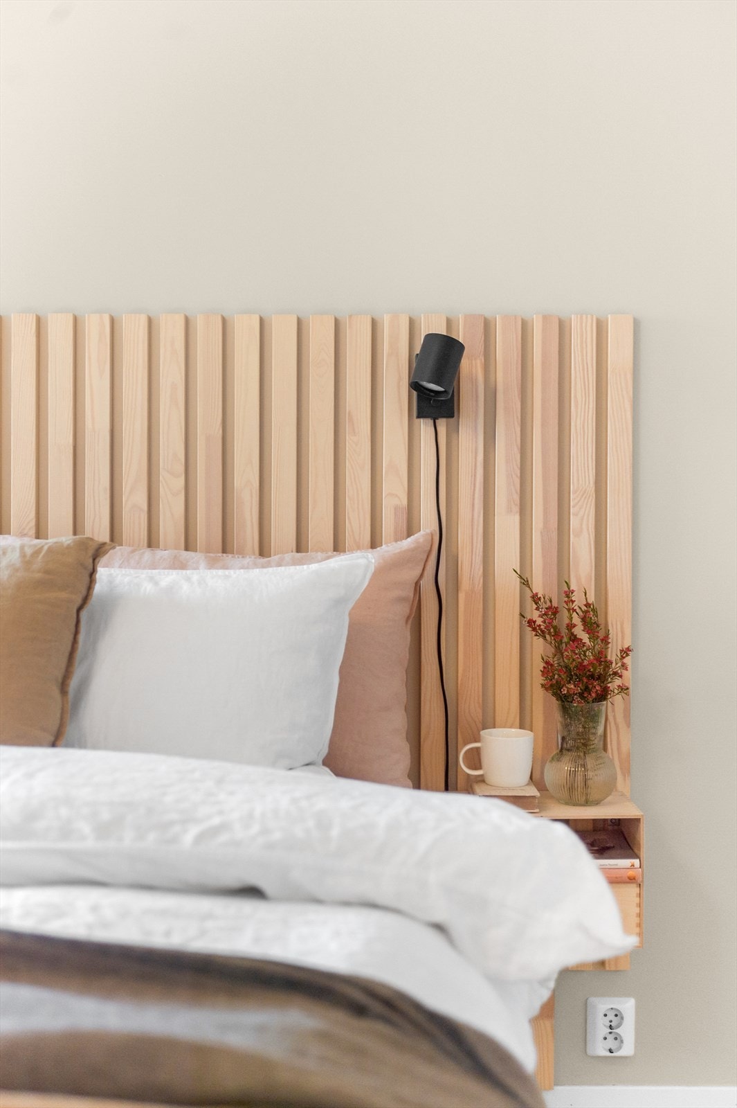 Det ble i 2021 montert spilevegg bak seng Galleribilde