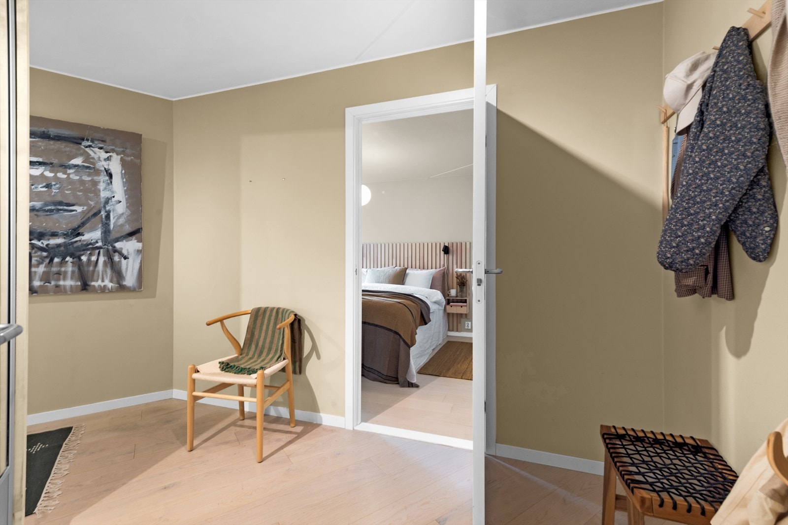 Romslig entrè med god plass til å henge fra seg yttertøy. Leiligheten disponerer en bod i kjeller på ca. 9 kvm Galleribilde