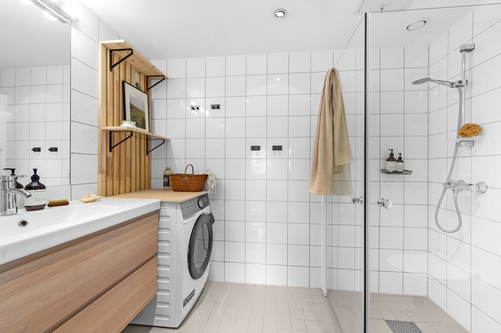 Pent baderom fra byggeår med varme i gulv og opplegg for vaskemaskin Galleribilde