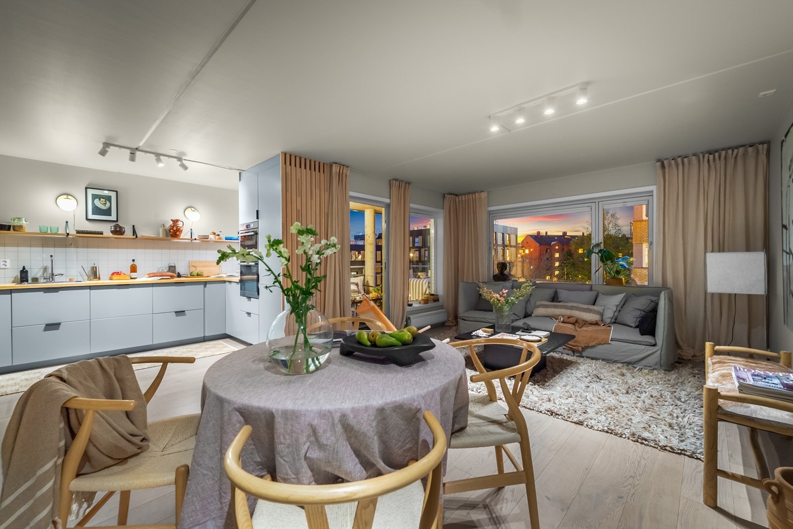 Det er montert spesialtilpasset plisségardiner på alle vinduene Galleribilde