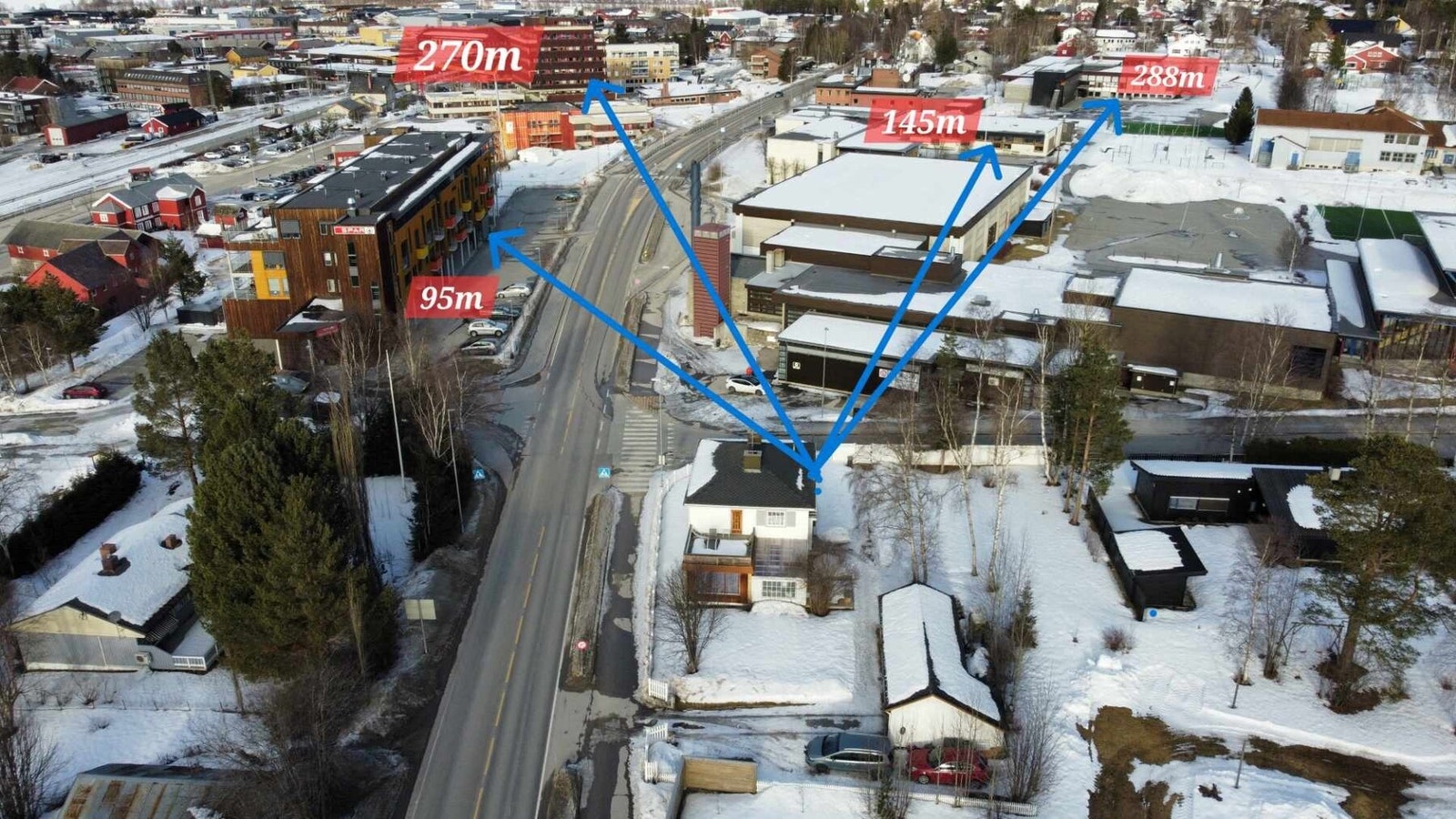 Ca. 288m til Tynset barneskole. Ca. 145m til Tynset ungdomsskole. Ca. 270m til Tynset rådhus. Ca. 95m til nærmeste daglivarebutikk(Spar). Galleribilde