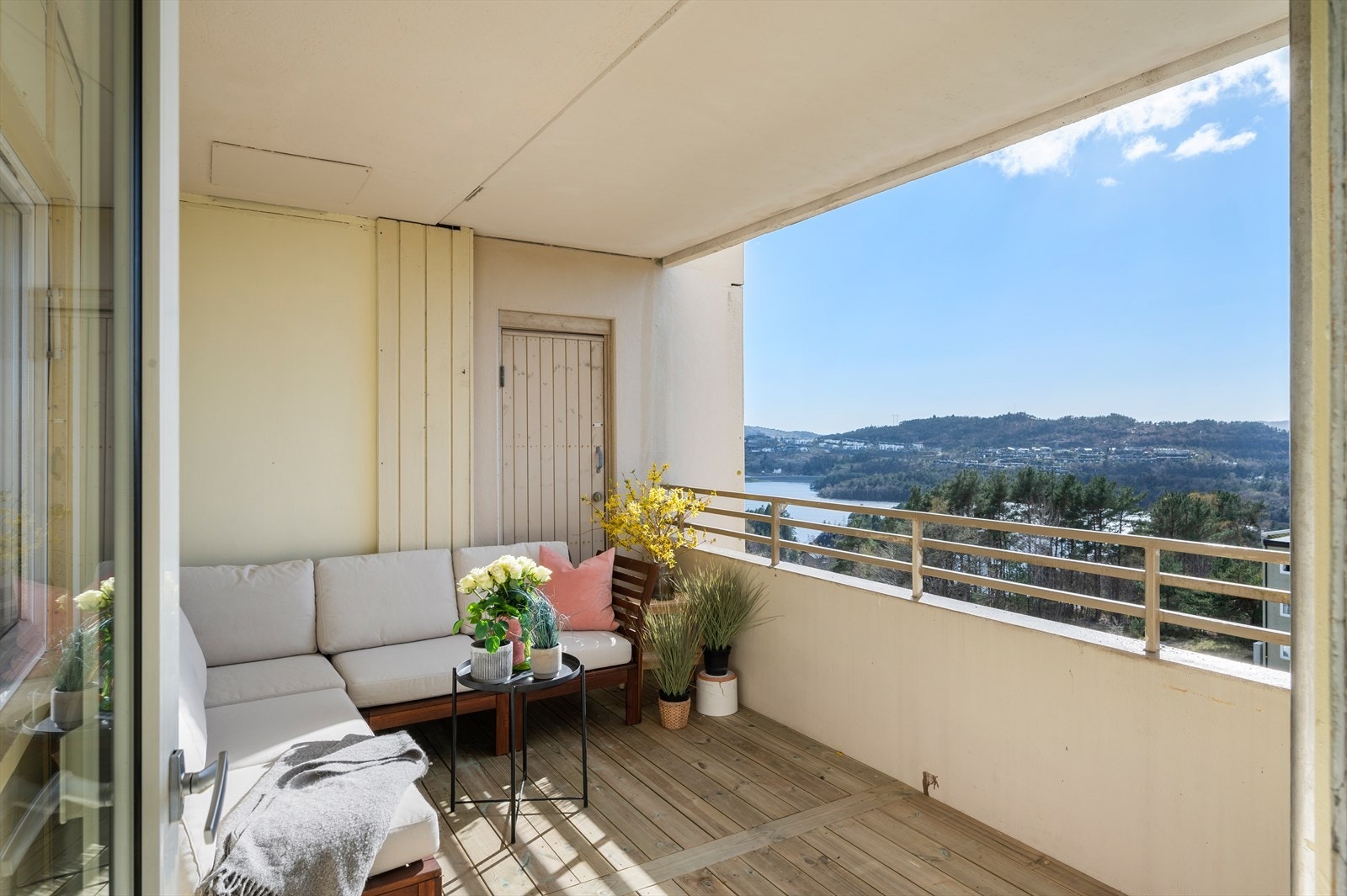 Fra stuen har man adkomst til en flott balkong med god plass til en sittegruppe. Terrassebordene er nye i 2024. Galleribilde