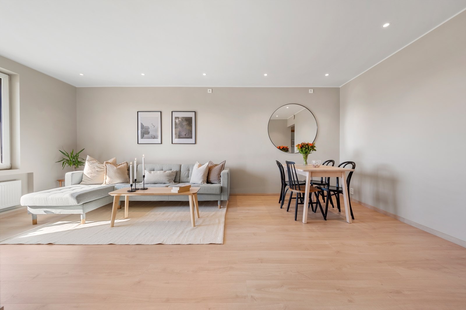 Det er god plass til en store sitte- og spisegruppe. Galleribilde