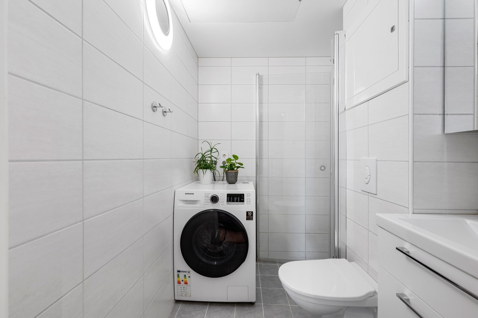 Opplegg for vaskemaskin på badet. Galleribilde