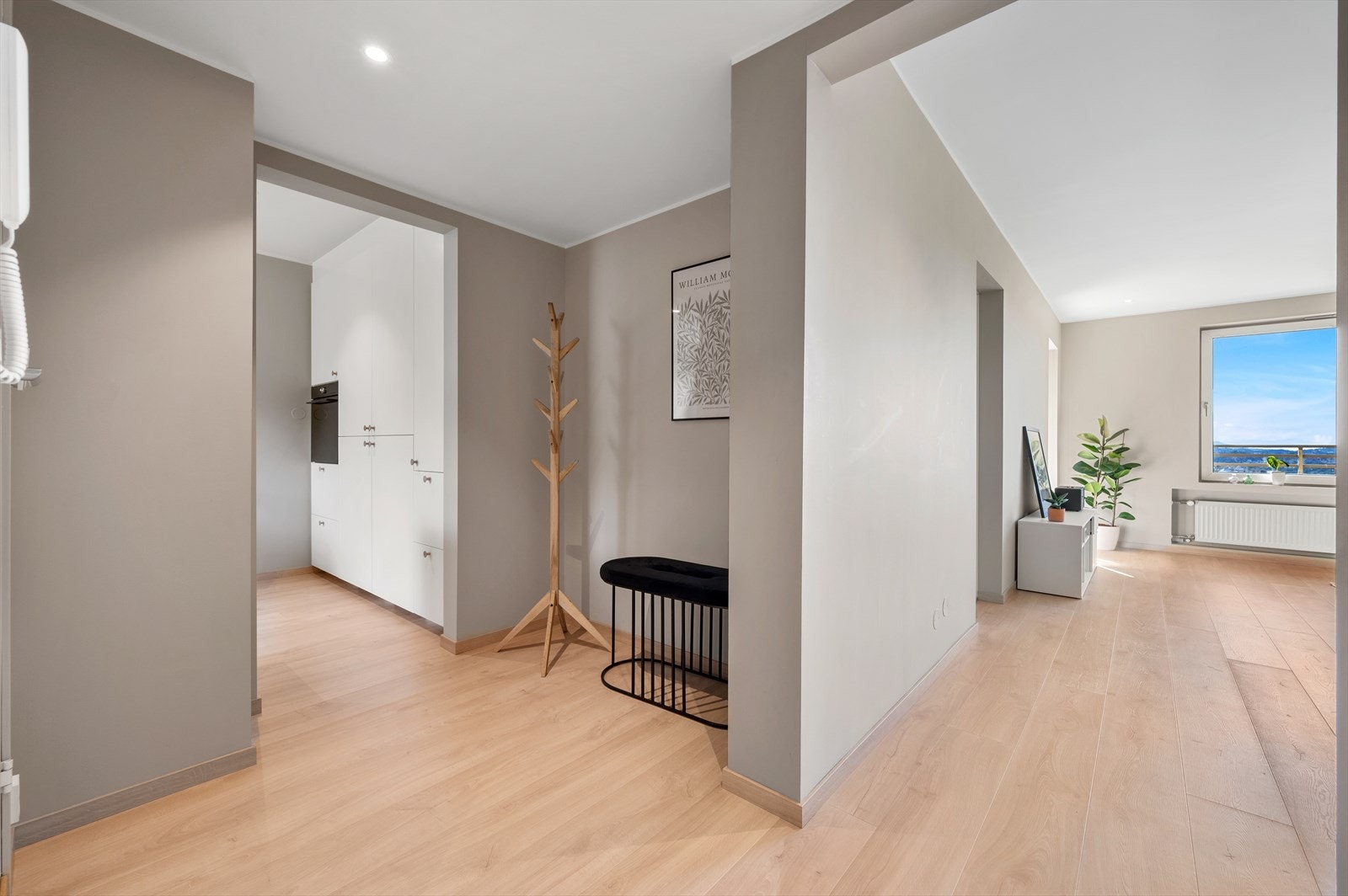 God plass til å henge fra seg yttertøy og sko i hallen. Galleribilde