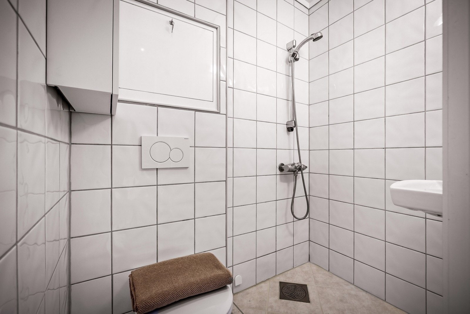 Baderomsinnredningen består av dusj m/ forheng, veggtoalet og servant med belyst speil. Termostatstyrte varmekabler på gulv. Galleribilde