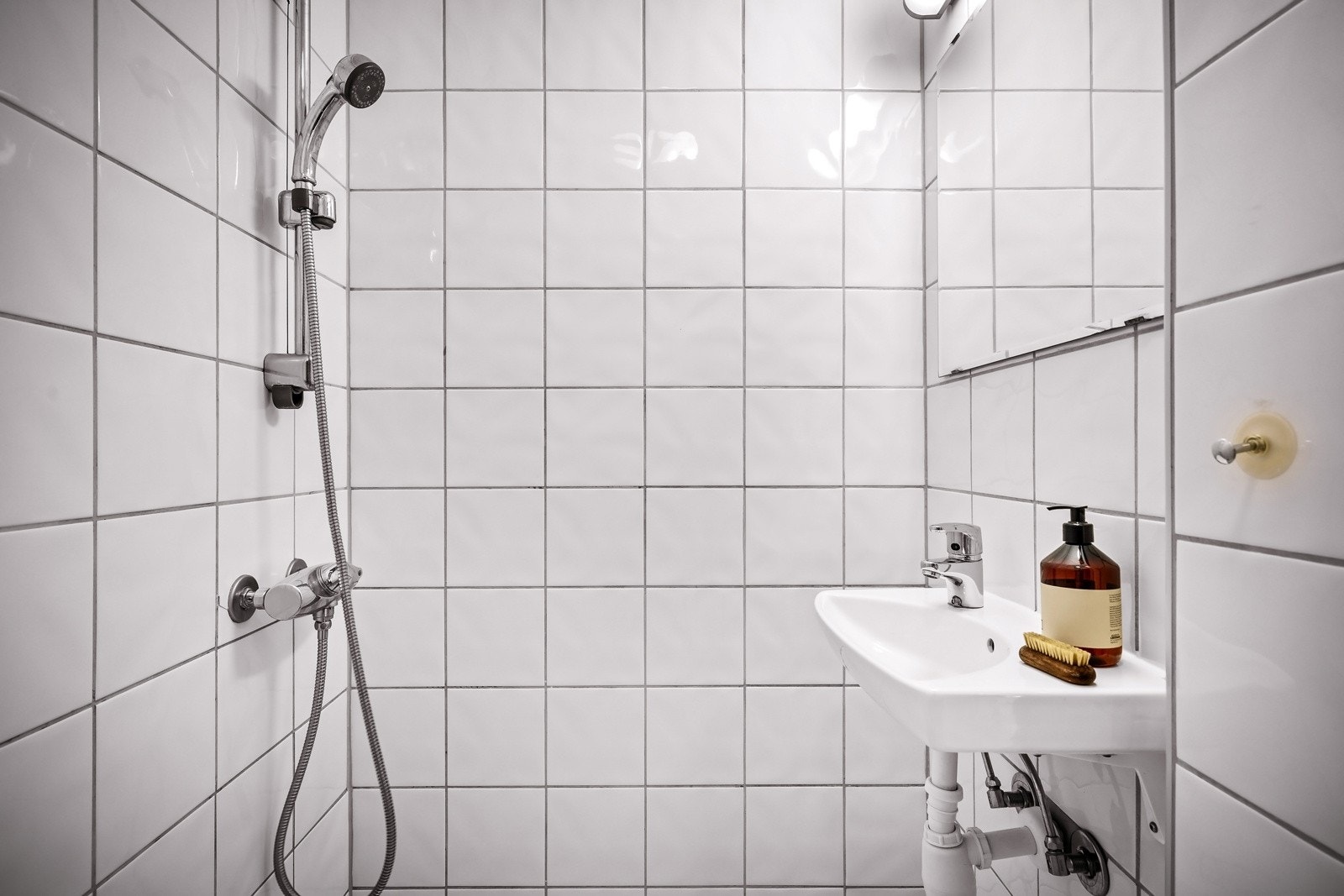 Fra entreén er det tilkomst til bad. Badet er tidløst med fliser på gulv og vegger. Galleribilde