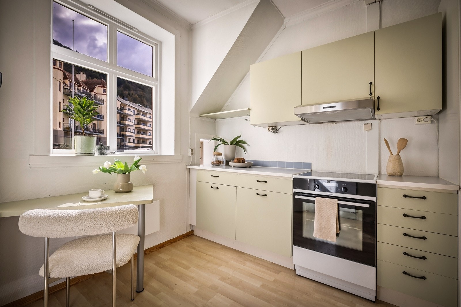 Kjøkkeninnredning består av lyse, slette fronter og laminert benkeplate med planlimt kjøkkenbeslag. Galleribilde
