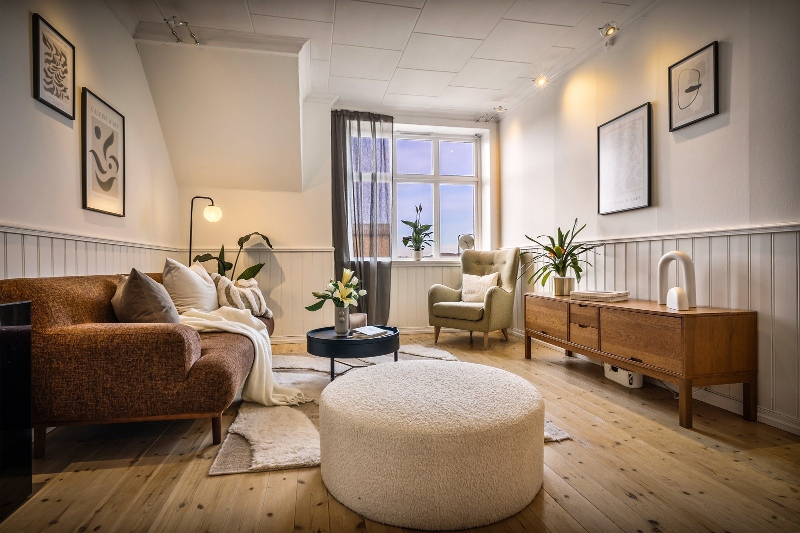Boligens stue er av meget romslig størrelse, hvor det er god plass til både spisebord, salongbord og annet møblement. Galleribilde