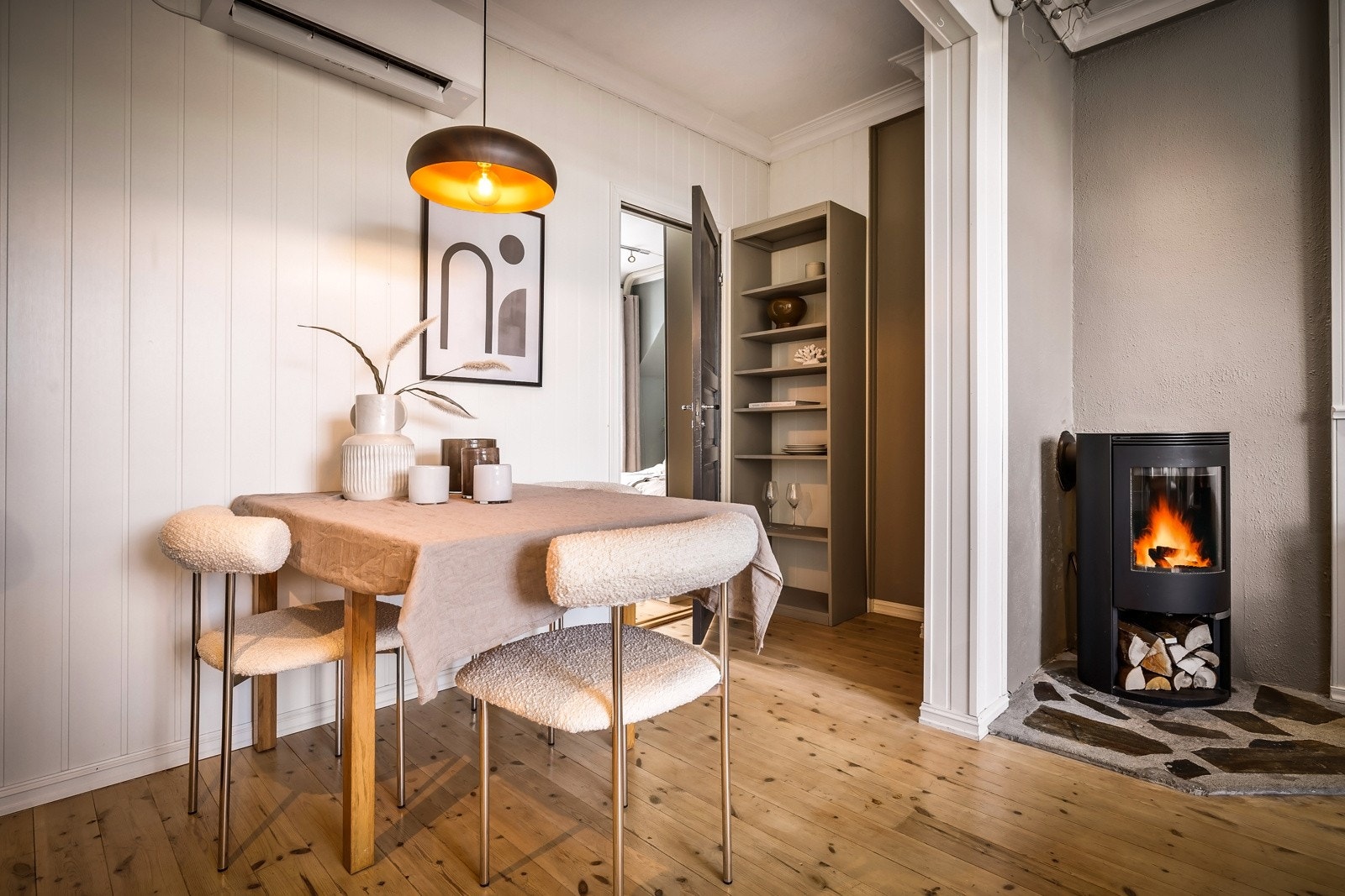 Spisebordet får sin naturlige plassering ved peisen, hvor man kan invitere venner og familie på hyggelige samlinger. Galleribilde
