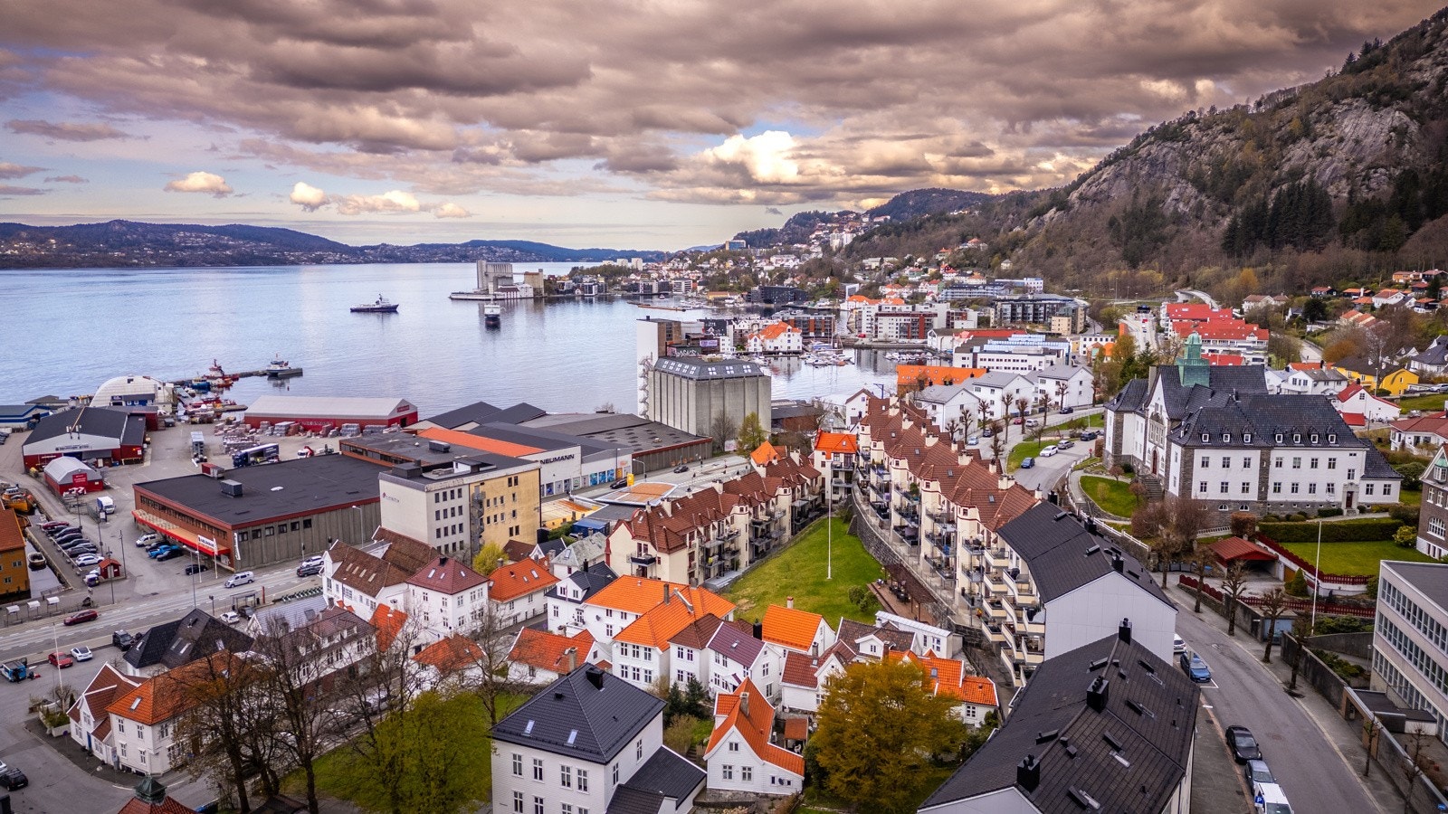 Eiendommen har en meget attraktiv og sentral beliggenhet blant smitt og smau og tradisjonell trehusbebyggelse i Sandviken. Galleribilde