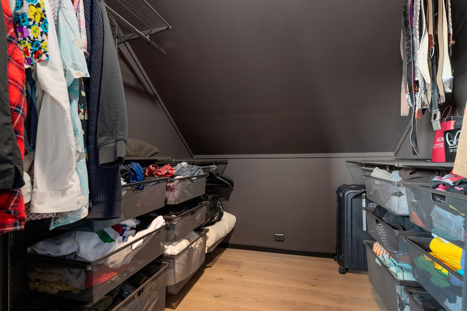 Fra soverommet har du inngang til walk-in closet. Galleribilde
