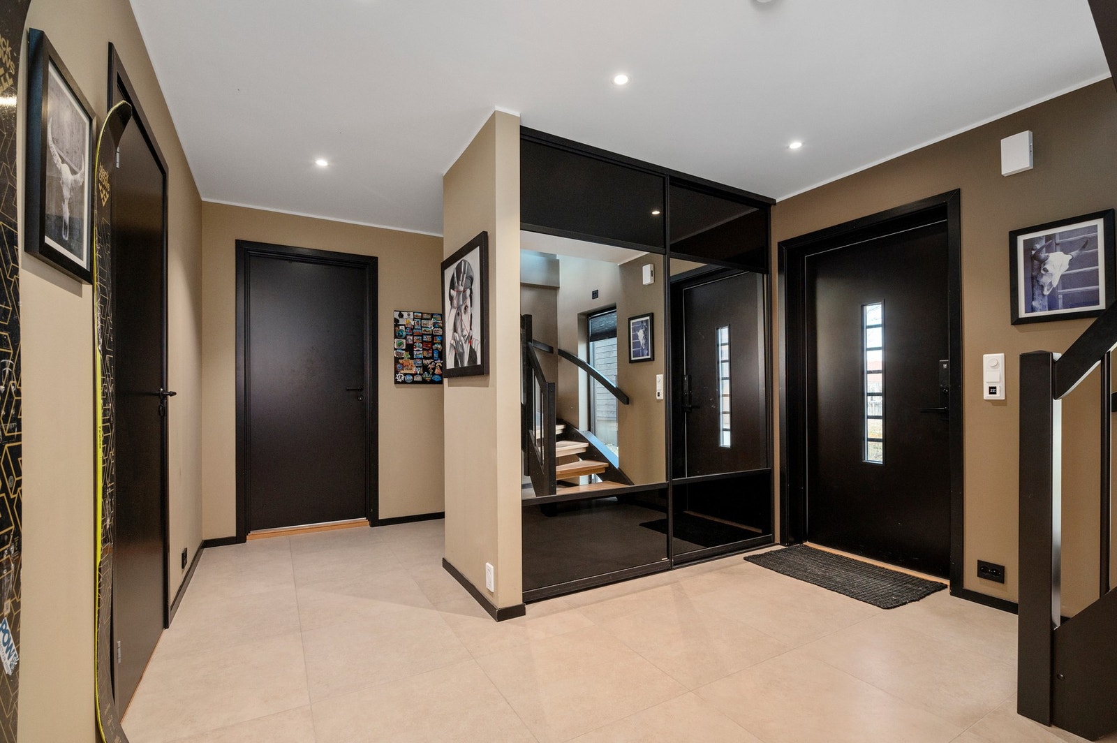 Her har du har gode oppbevaringsmuligheter i skyvedørsgarderobe. Galleribilde