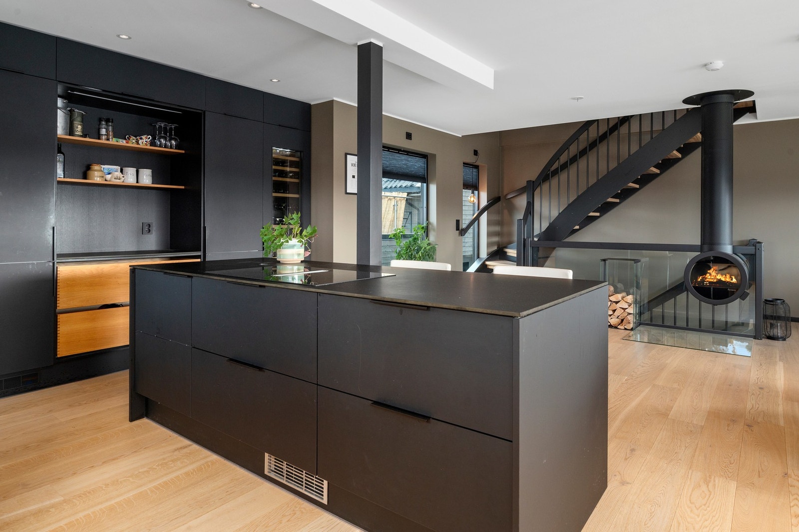 Mørk og stilren kjøkkeninnredning i moderne utførelse. Galleribilde