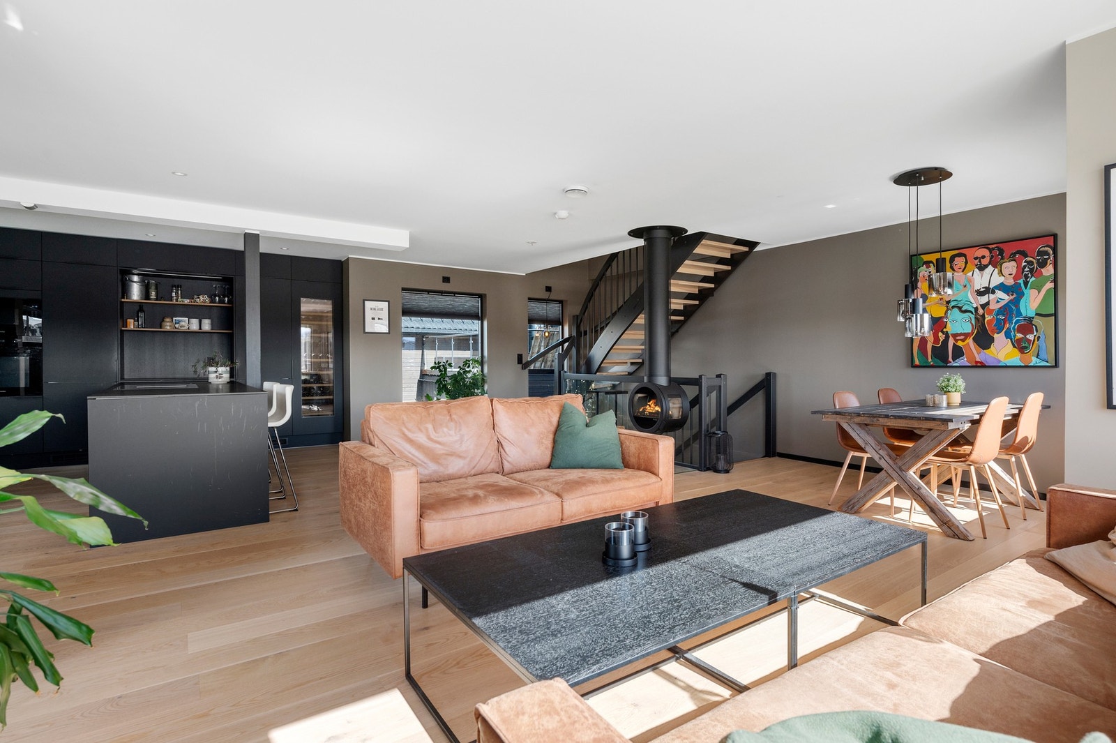 Boligen har en åpen stue/kjøkken løsning på hele 56 kvm. Galleribilde