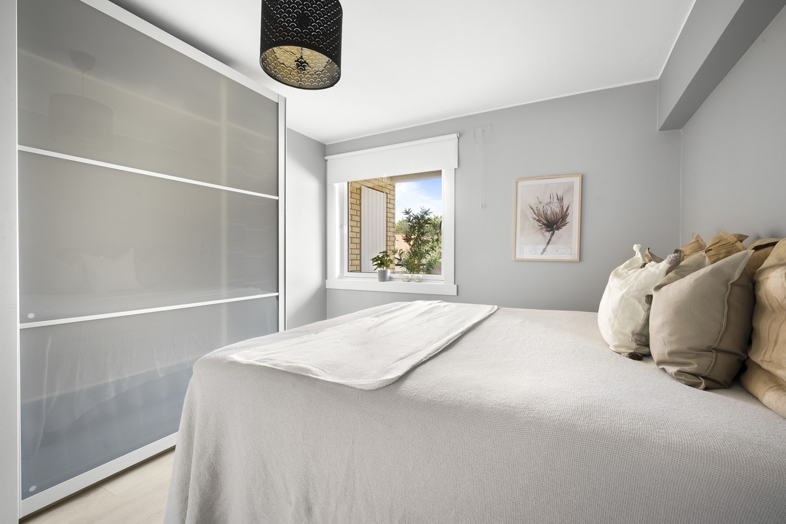 Praktisk skyvedørsgarderobe med god plass til oppbevaring. Galleribilde