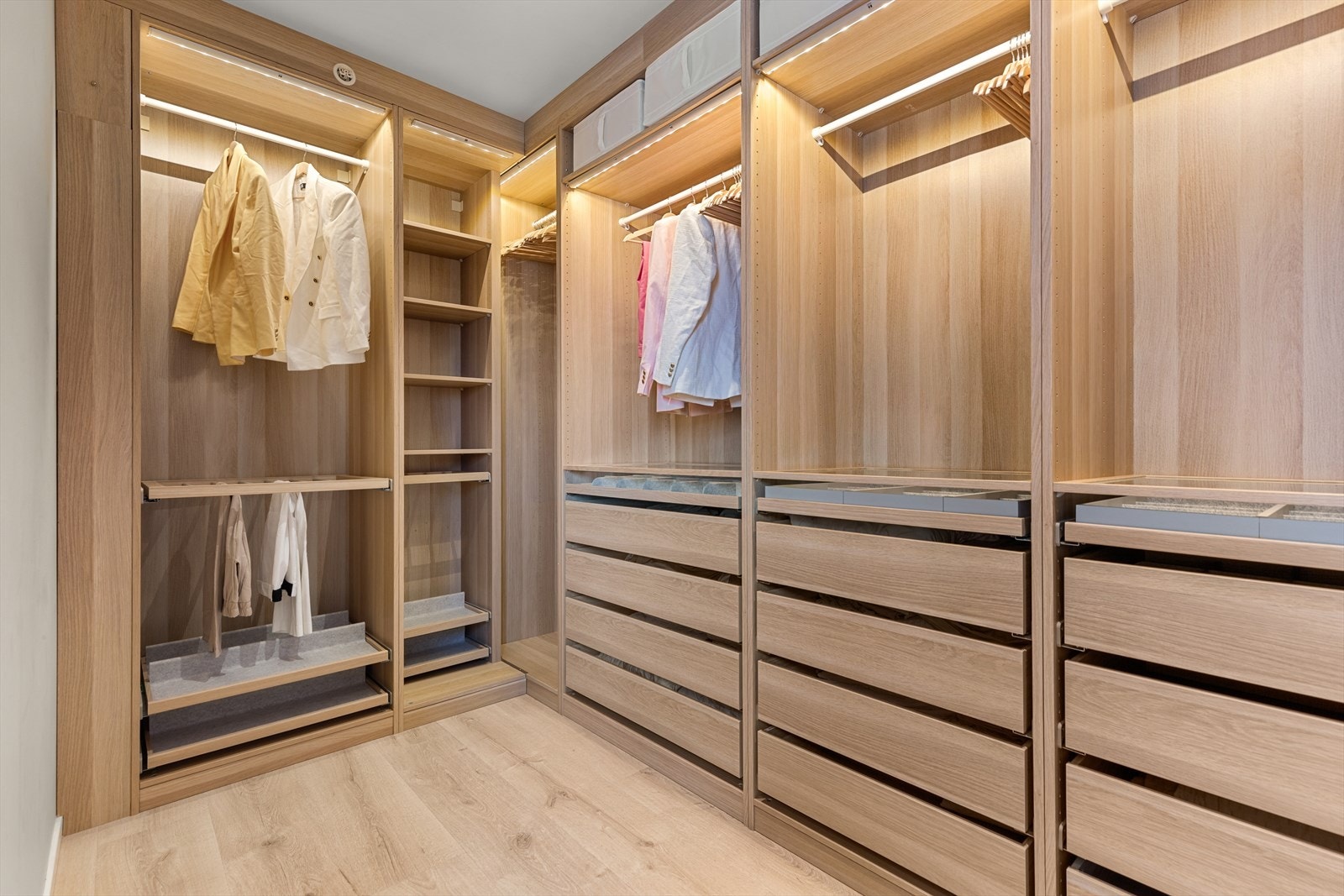 Walk-in closet med rikelige oppbevaringsmuligheter Galleribilde