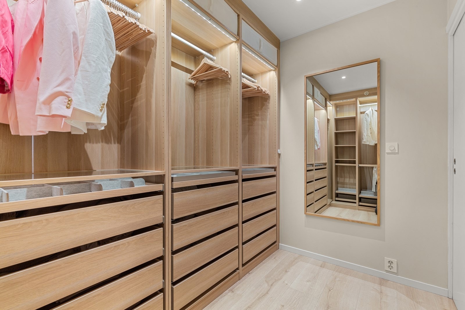 Walk-in closet Galleribilde