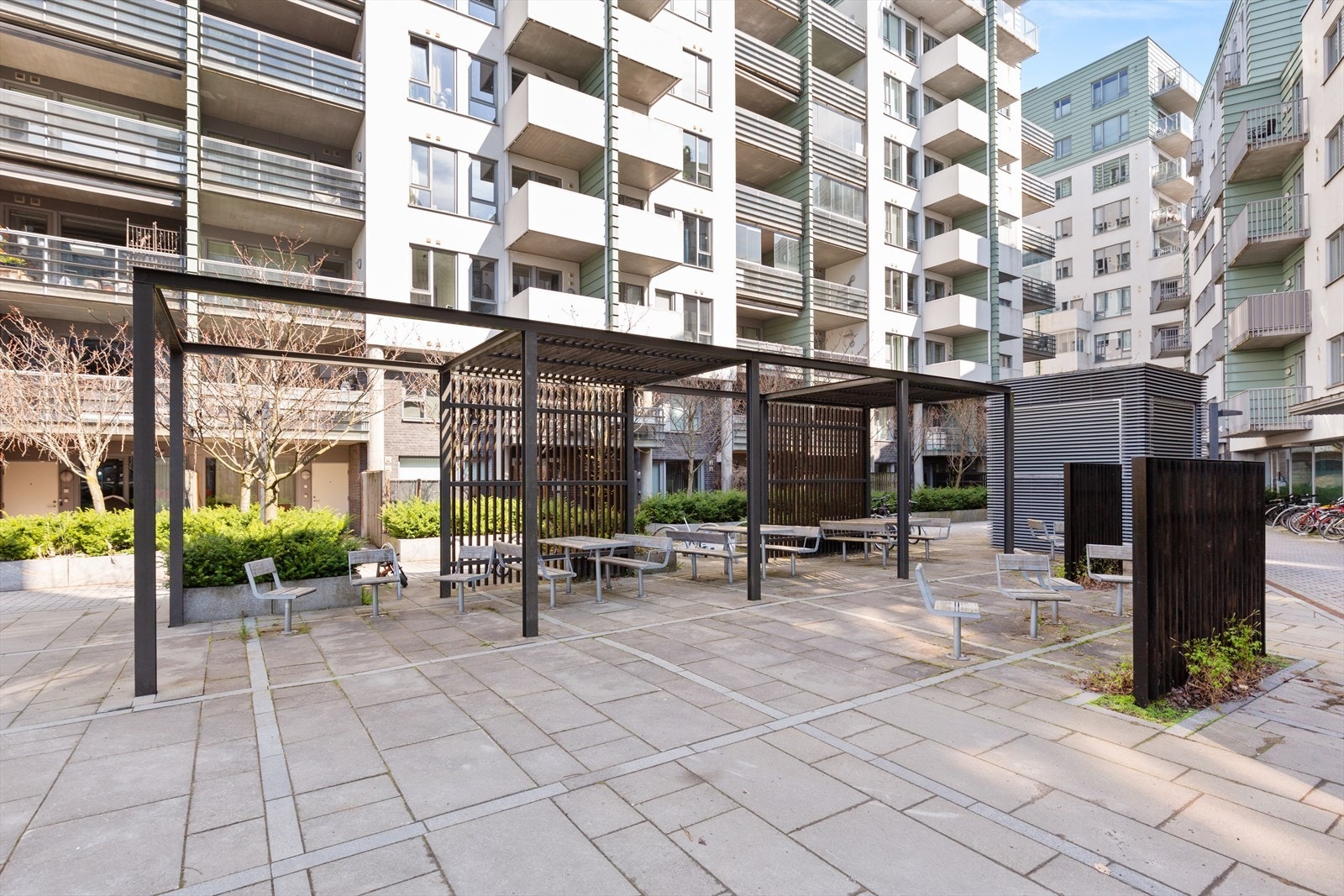 Pent opparbeidet fellesarealer med blant annet lekeplass og sykkelparkering Galleribilde