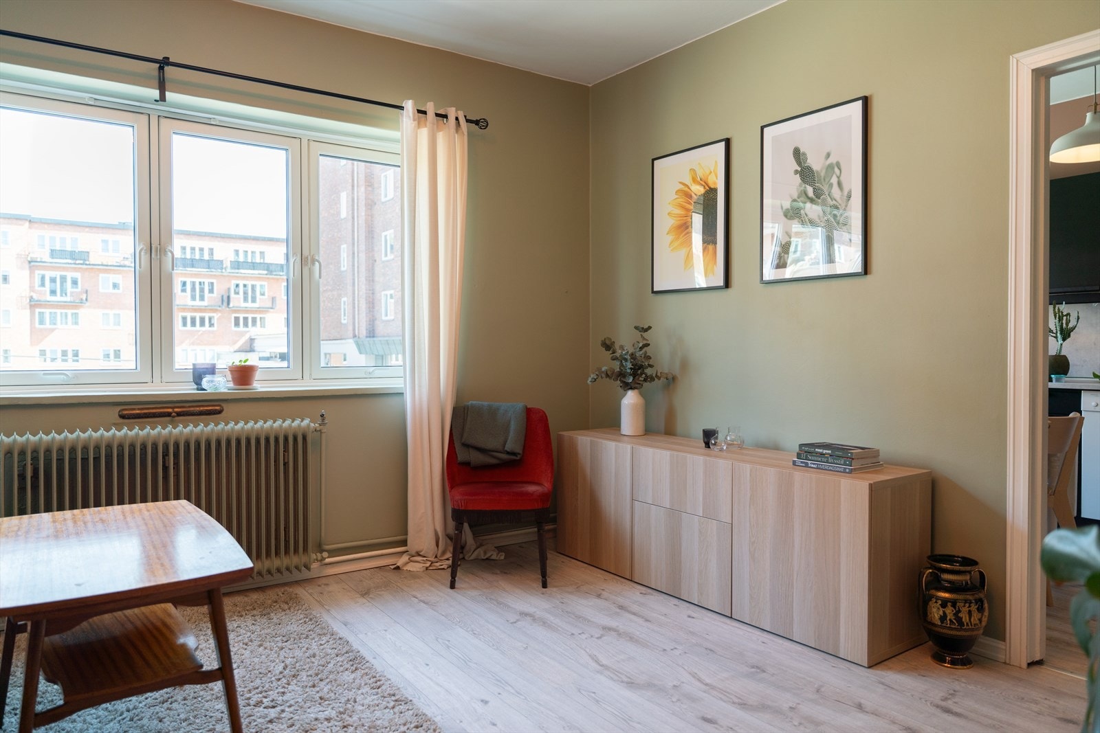 Lysmalte veggflater i kombinasjon med lekker laminat på gulv sørger ellers for et hyggelig og stemningsfullt uttrykk. Galleribilde