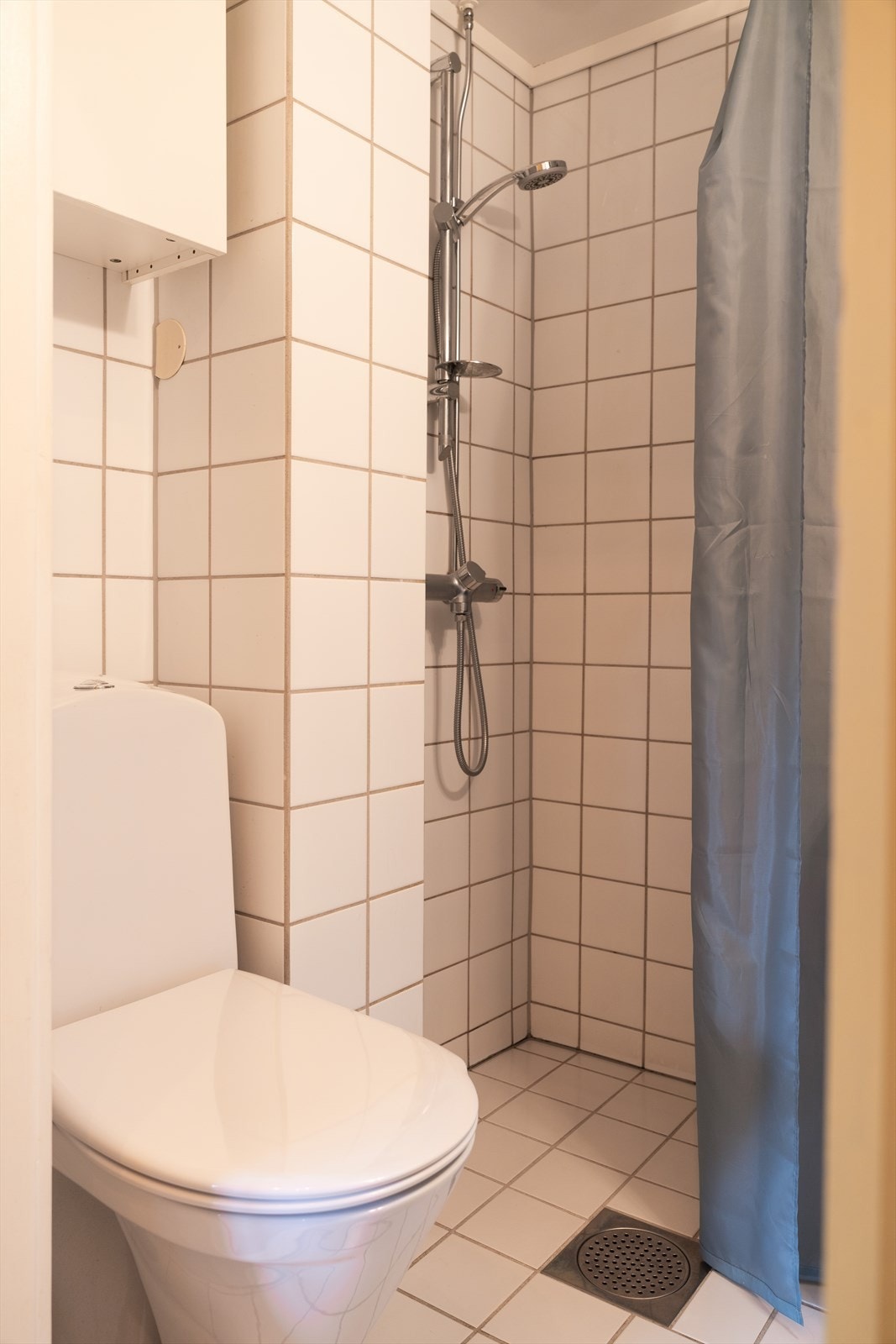 Flislagt baderom med opplegg for vaskemaskin. Det er vedtatt at bad og rør skal rehabiliteres i regi av brl. Arbeidet starter til høsten 2024 Galleribilde