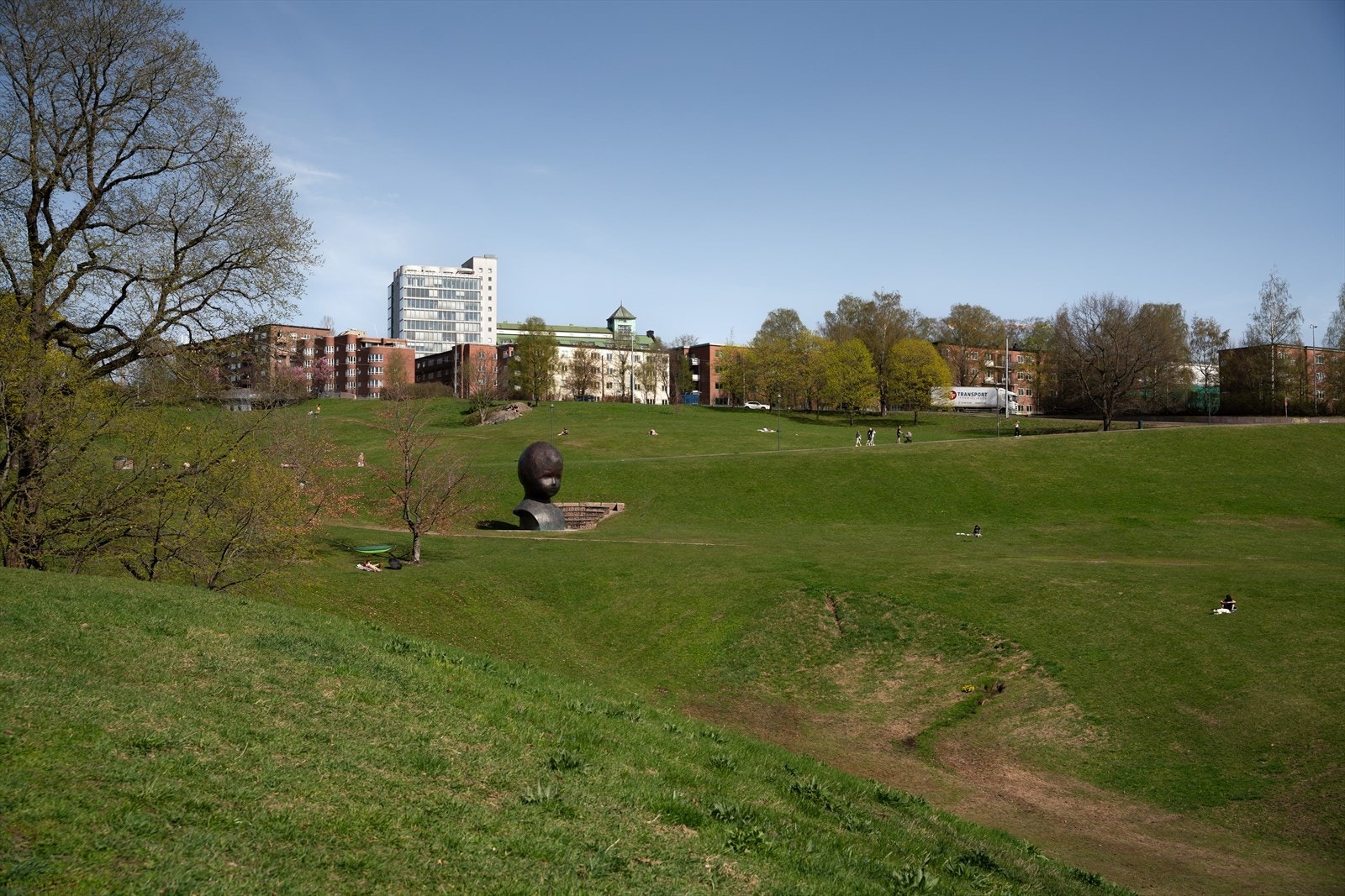 Det finnes flere parkanlegg og frodige grøntområder kun noen få minutters gange fra boligen. Her er det tilrettelagt for mange fine dager utendørs! Galleribilde