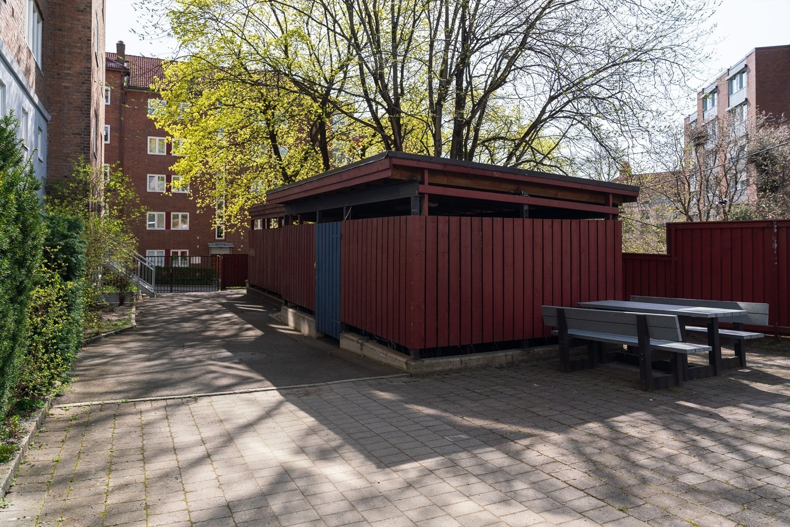 Fellesarealene er pent opparbeidet med asfalterte internveier, variert beplanting og flere sittegrupper. Galleribilde