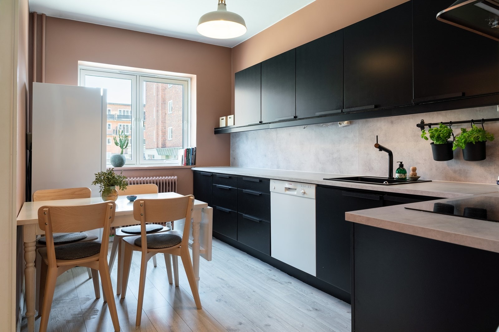 Pent og romslig IKEA-kjøkken, gode arbeidsflater og godt med skap- og benkeplass. Galleribilde