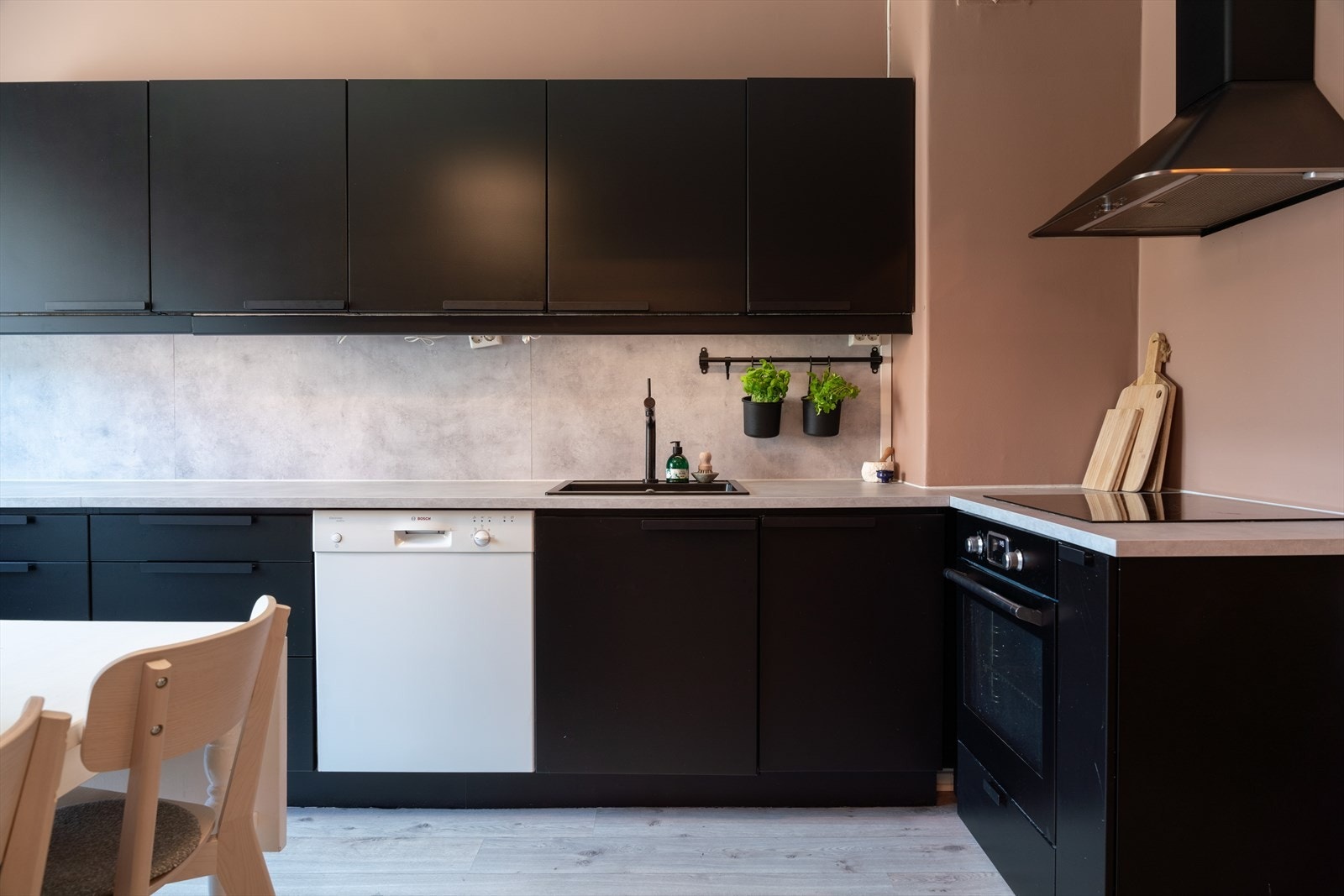 Kjøkkenet fremstår svært delikat med mørke glatte fronter og laminert benkeplate med oppvaskkum og 1-greps blandebatteri. Galleribilde