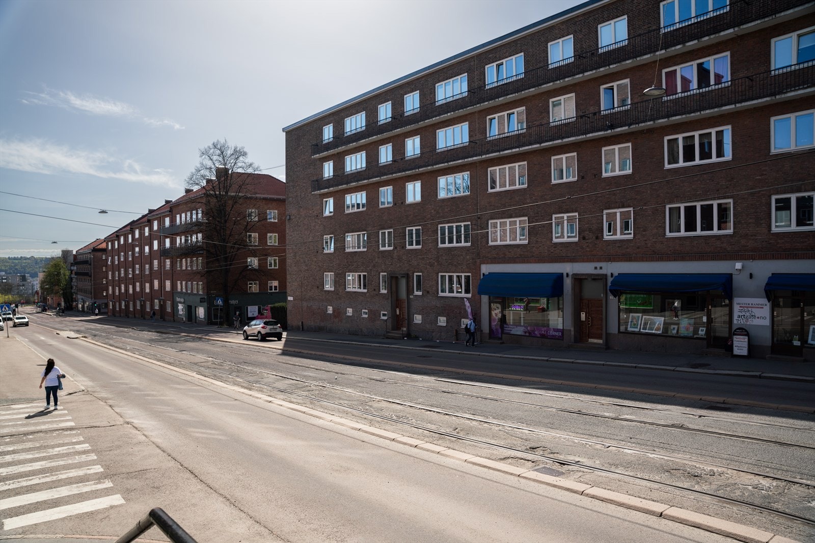 I ditt nye boområde bor du i umiddelbar nærhet til et rikt utvalg av offentlig kommunikasjon, matbutikker og kaféer, samt ytterligere servicetilbud. Galleribilde