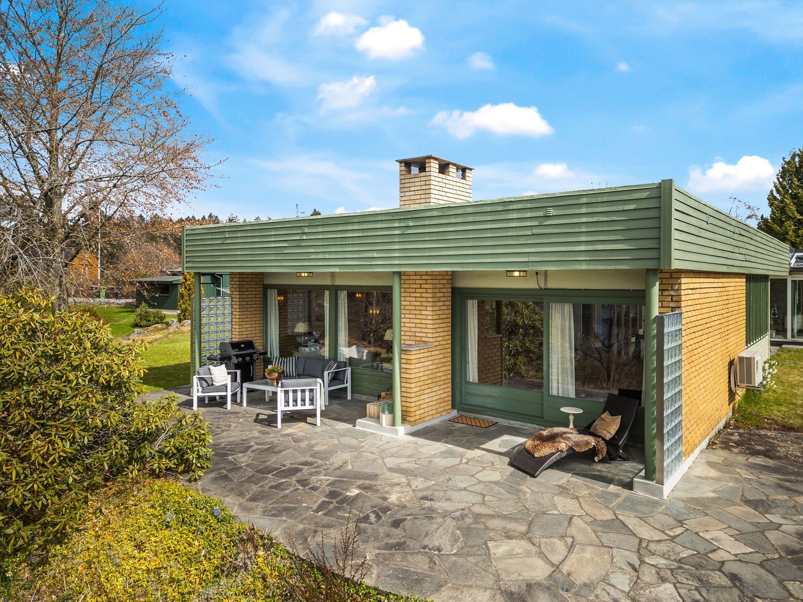 Delvis overbygget terrasse mot vest, med skiferstein og glassbyggerstien som kjennetegner 60-tallet Galleribilde