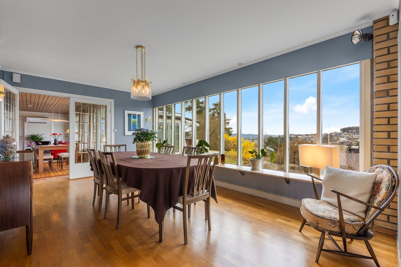 Spisestuen har god plass til langbord og videre adkomst til kjøkken Galleribilde