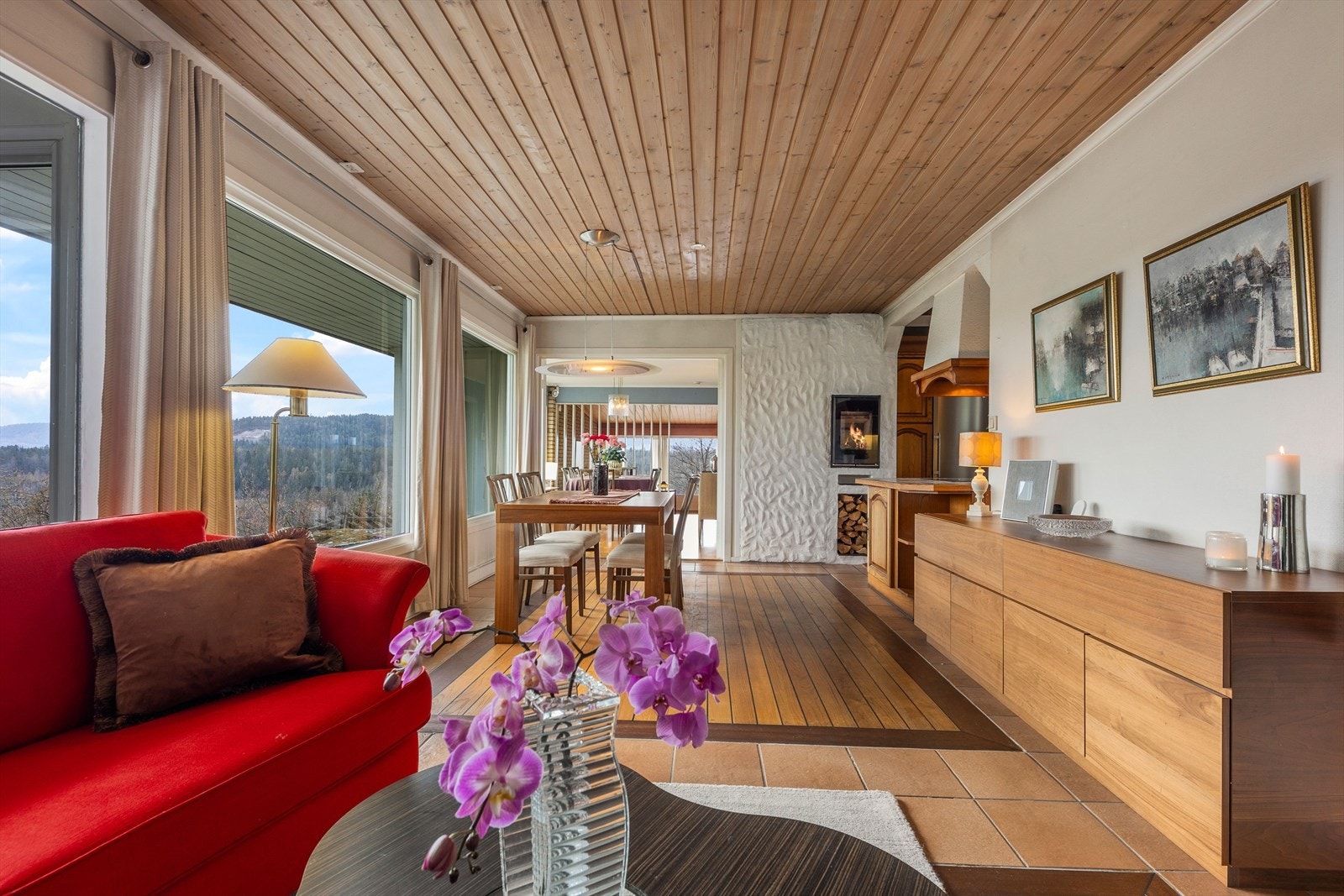 Koselig grue ved kjøkken med nyere peisinnsats gir en koselig stemning Galleribilde