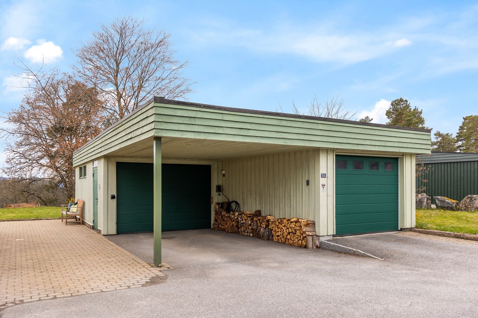 Parkering i dobbel garasje med tilhørende carport og elbillader Galleribilde