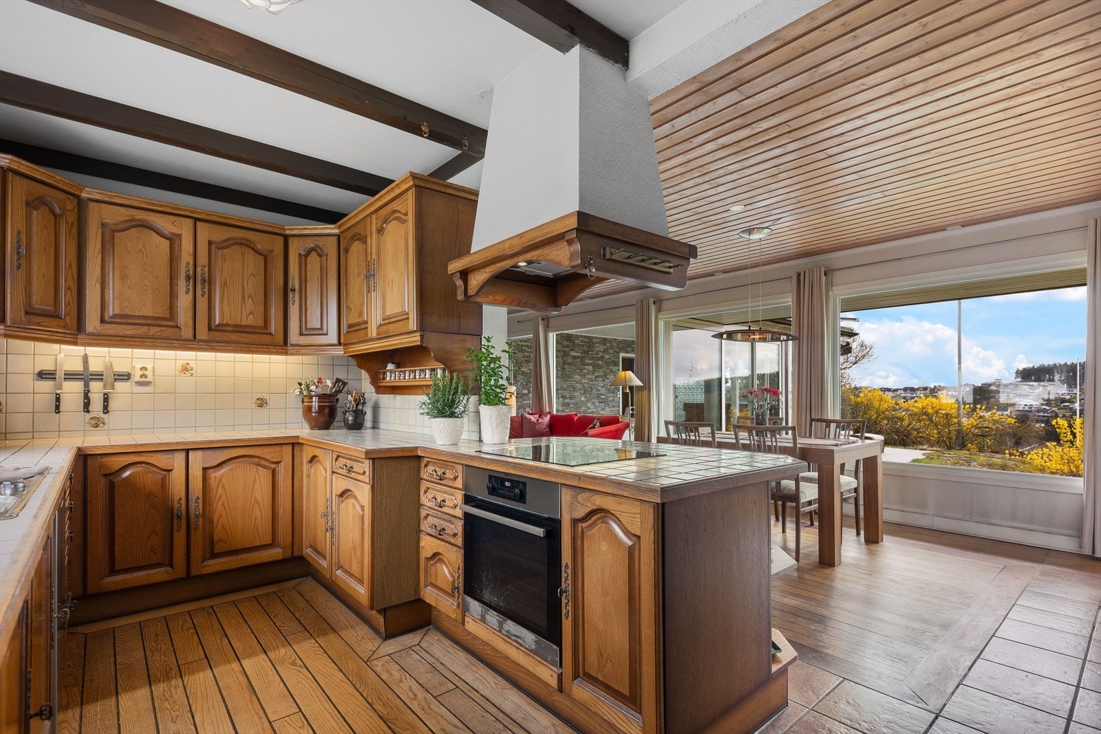 Innredning har meget god oppbevaringsplass i over- og underskap samt vitrineskap og hyller Galleribilde