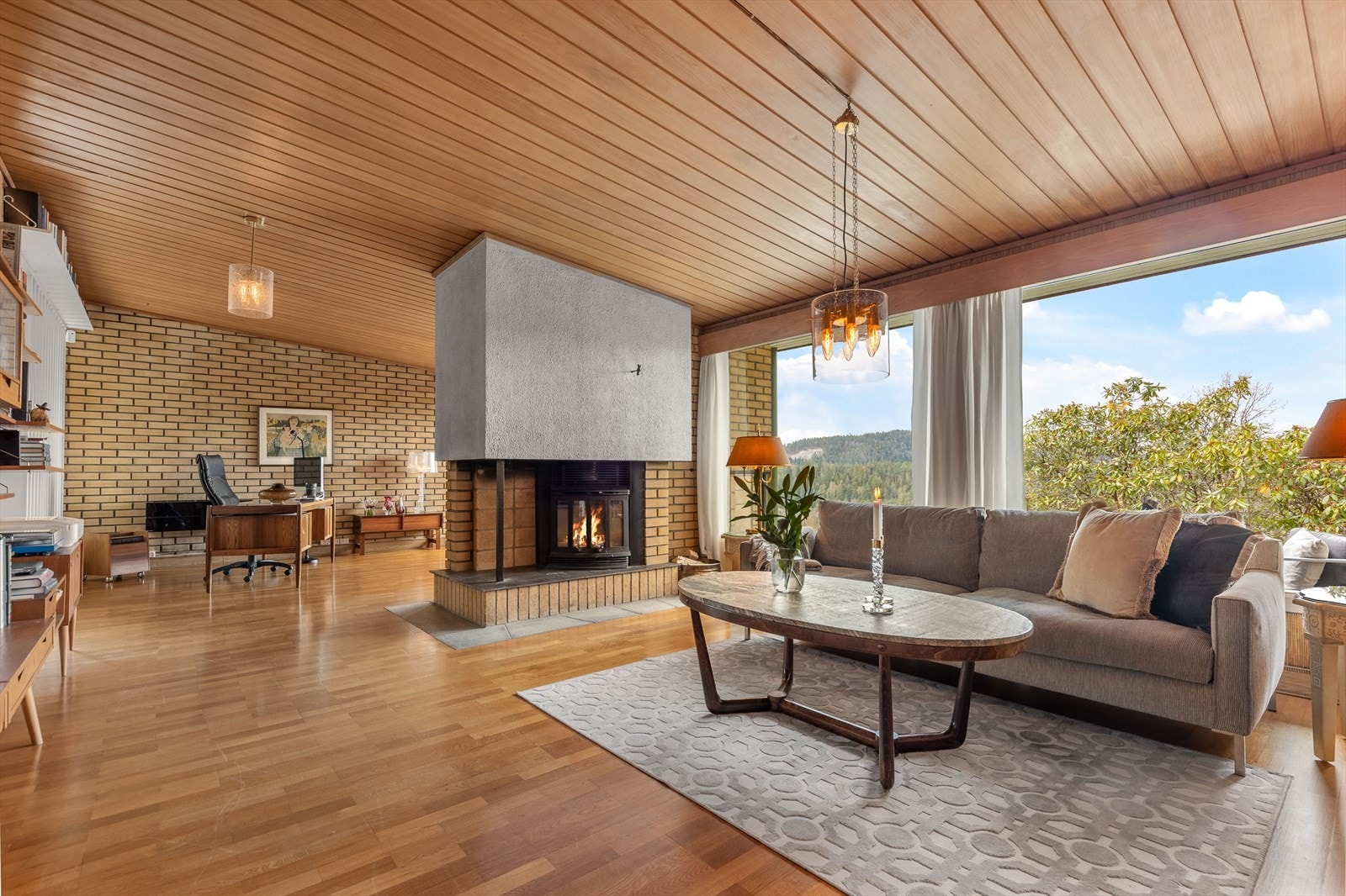 Nydelig allrom som i dag benyttes som bibliotek, penstue og kontor med flott original, oppmurt peis Galleribilde