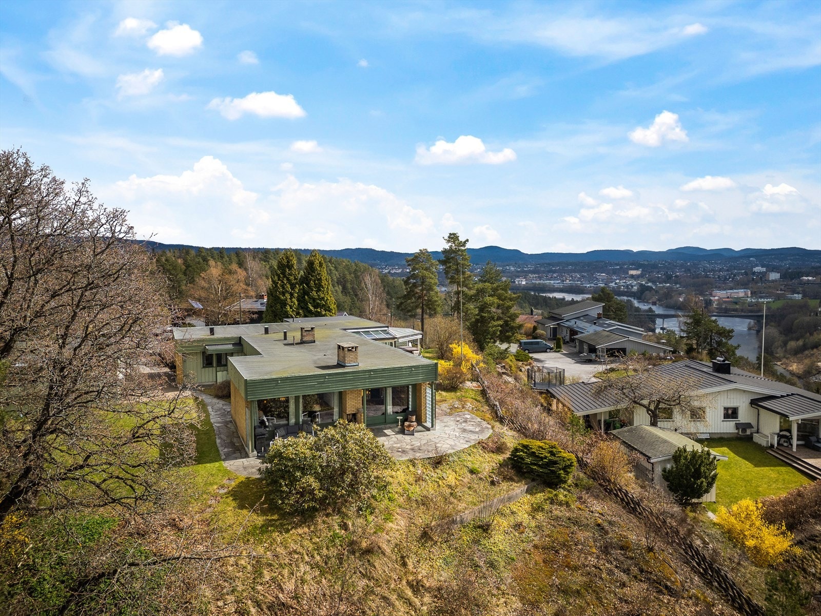 Denne unike funkisperlen fremstår som særdeles gjennomført og velholdt med tidsriktige særpreg og kvaliteter som kjennetegner 1960-tallet Galleribilde