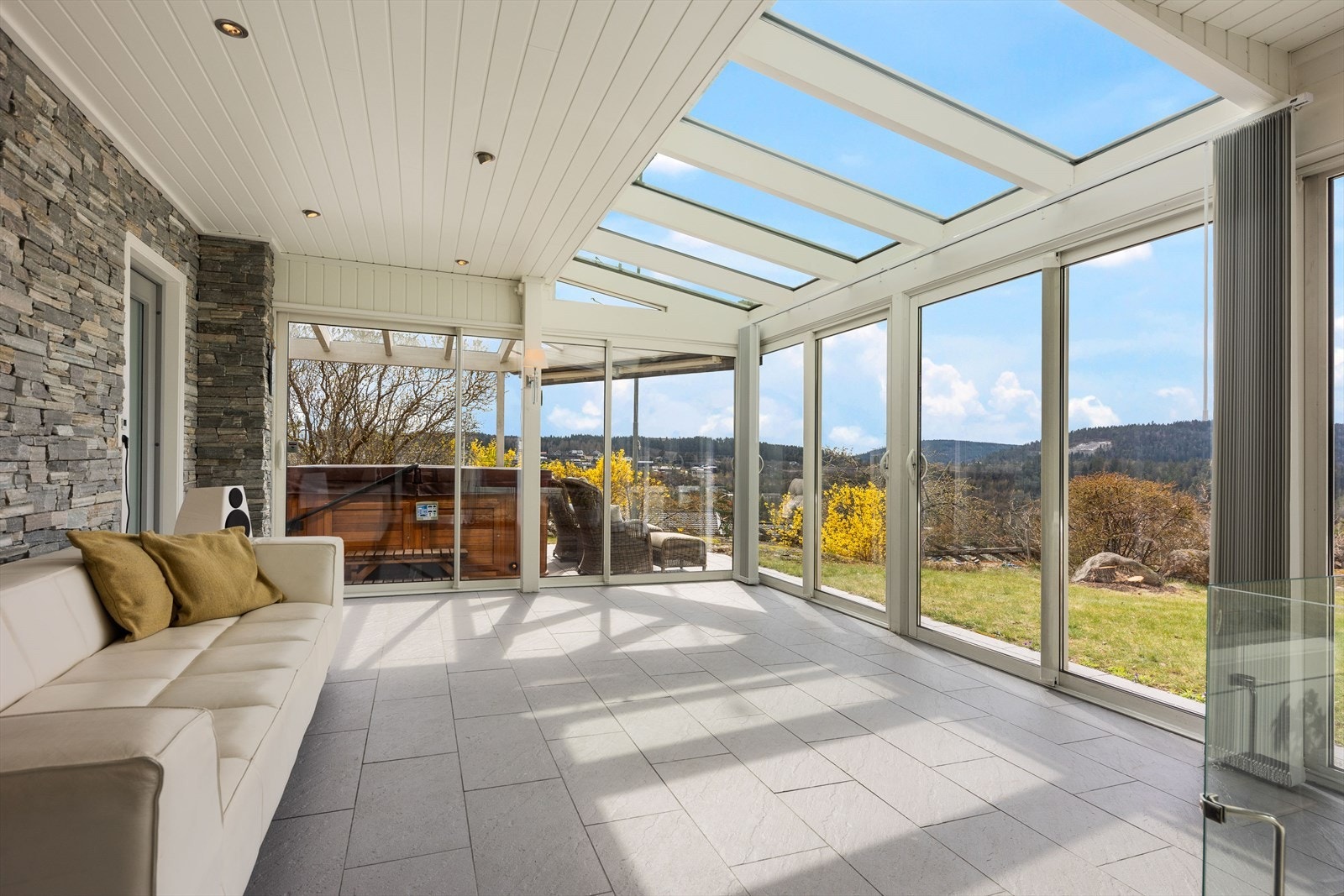 Hyggelig vinterhage fra 2011, med flislagte gulv med varmekabler Galleribilde