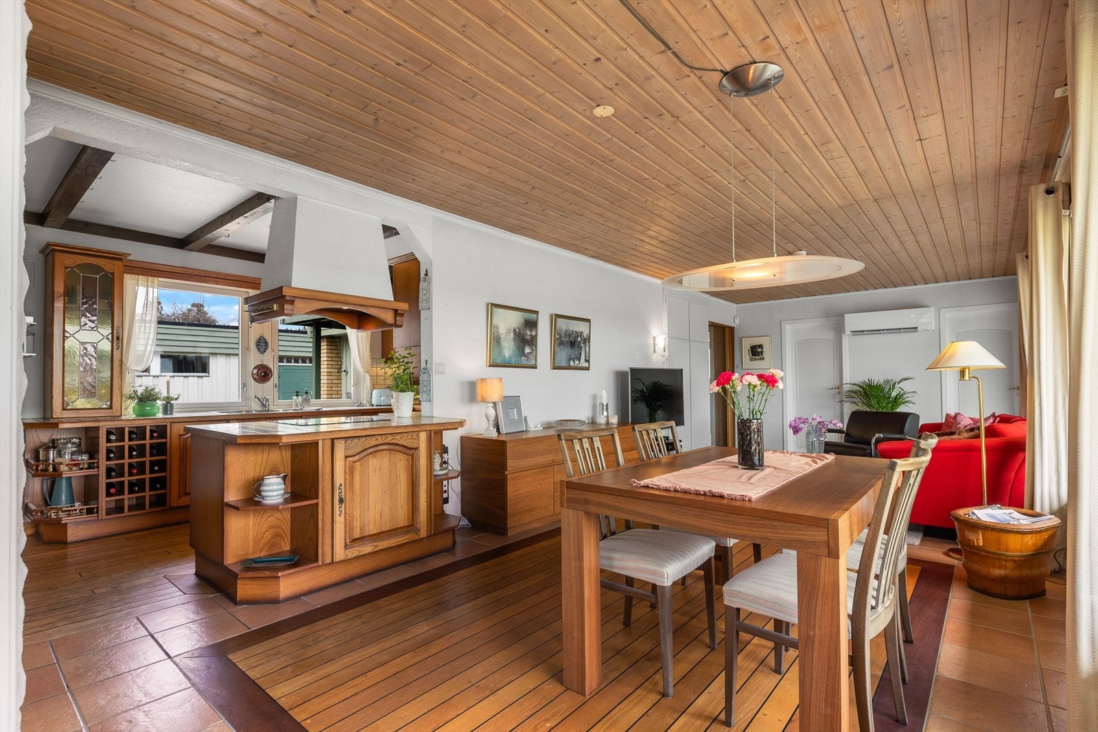 Hyggelig og sosialt kjøkken med delvis åpen løsning til stue/spisestue Galleribilde