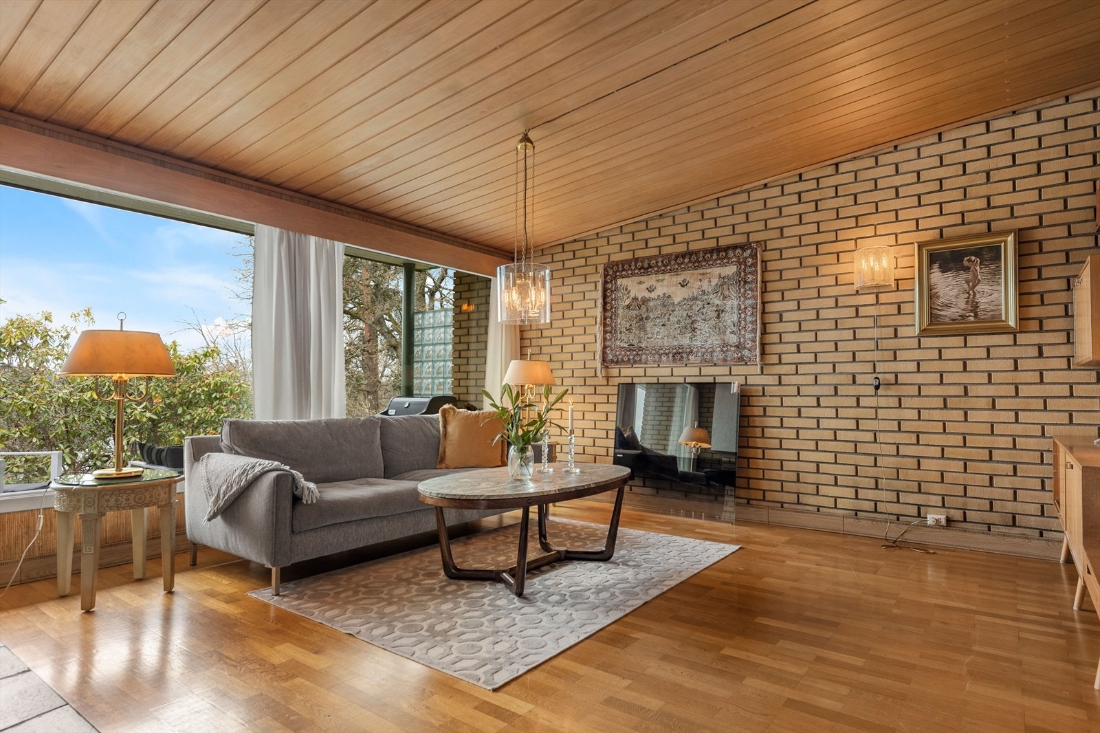 Fra denne stuen er det utgang til delvis overbygget, skiferlagt uteplass, mot vest Galleribilde